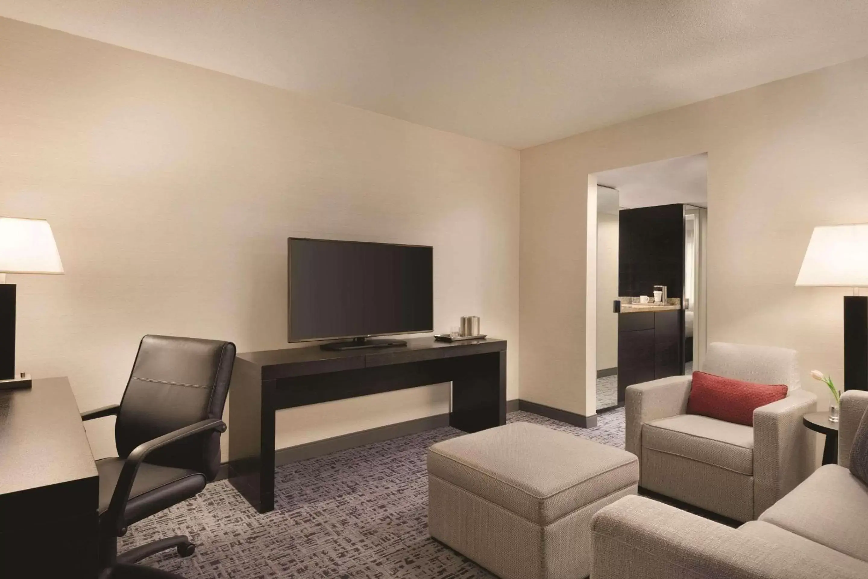 Bedroom, TV/Entertainment Center in Radisson Hotel Vancouver Airport