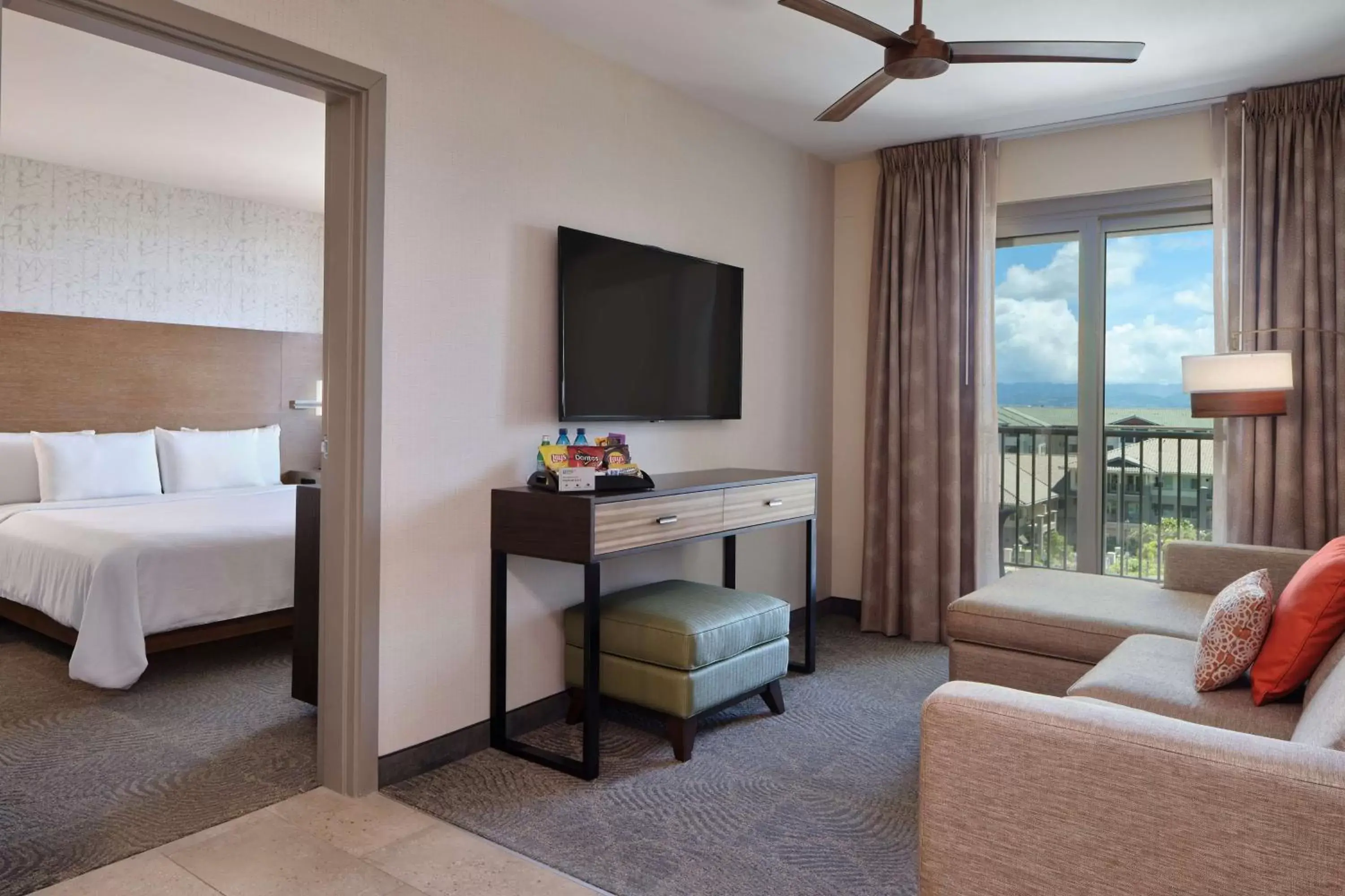 Living room, TV/Entertainment Center in Embassy Suites By Hilton Oahu Kapolei - FREE Breakfast