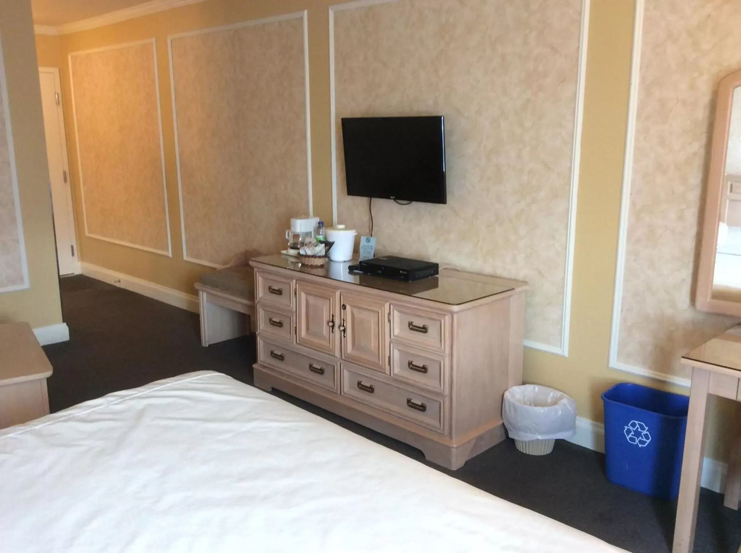 Bedroom, TV/Entertainment Center in Travelodge by Wyndham Victoriaville