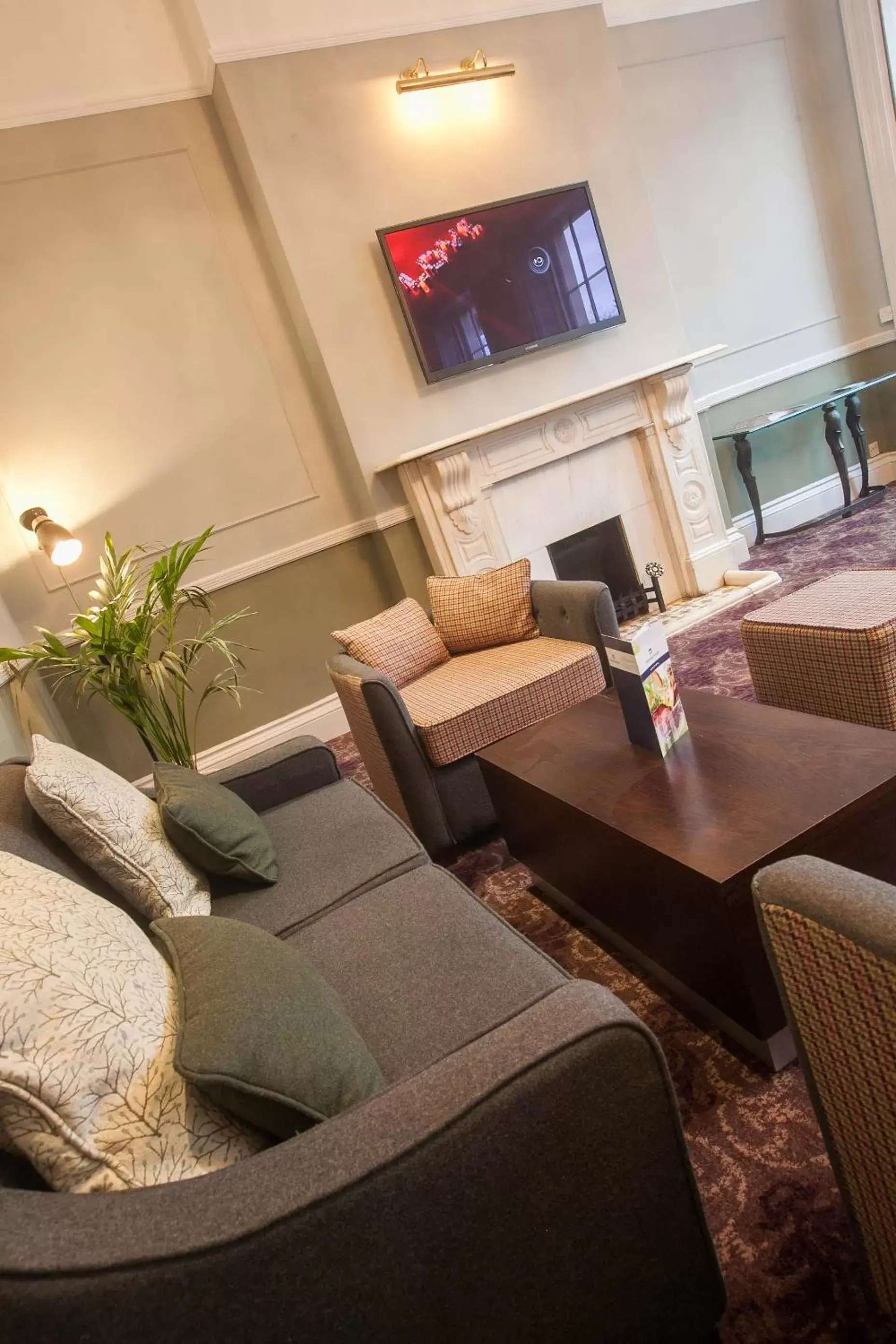 Lounge or bar, Seating Area in London Chigwell Prince Regent Hotel, BW Signature Collection