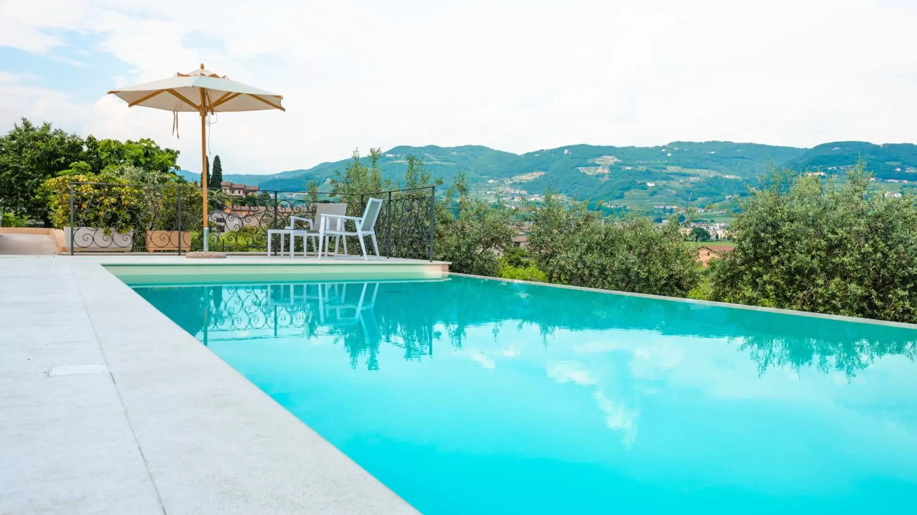 Swimming Pool in Hotel Villa Moron