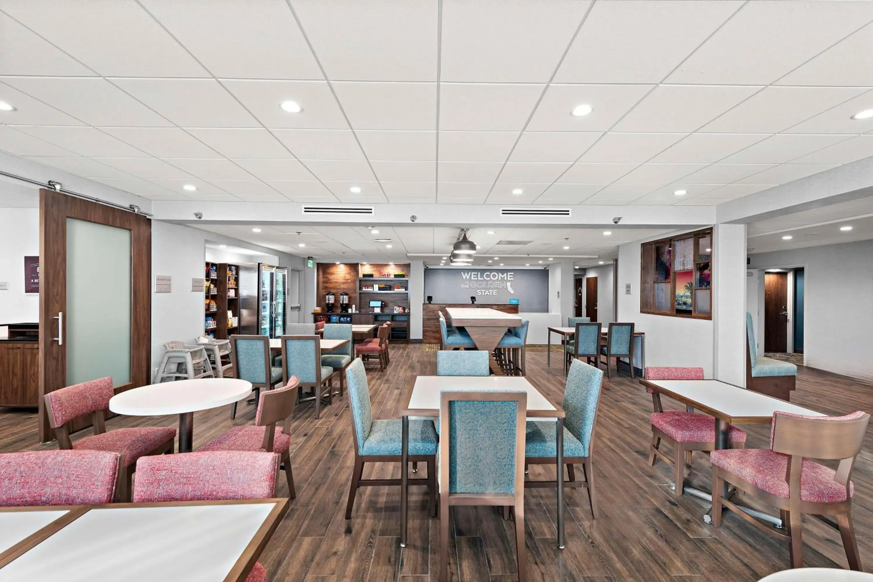 Lobby or reception in Wingate by Wyndham Los Angeles Airport