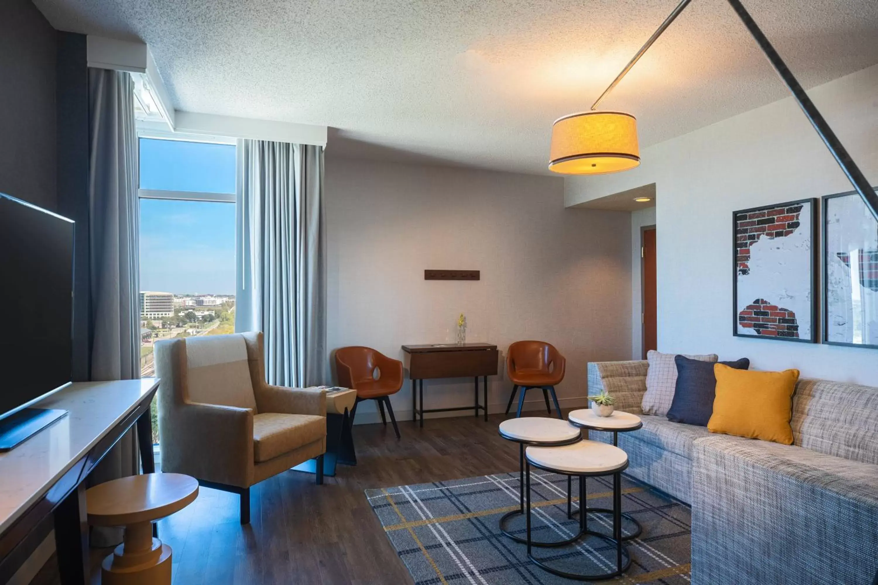 Living room, Seating Area in Renaissance Dallas Richardson Hotel