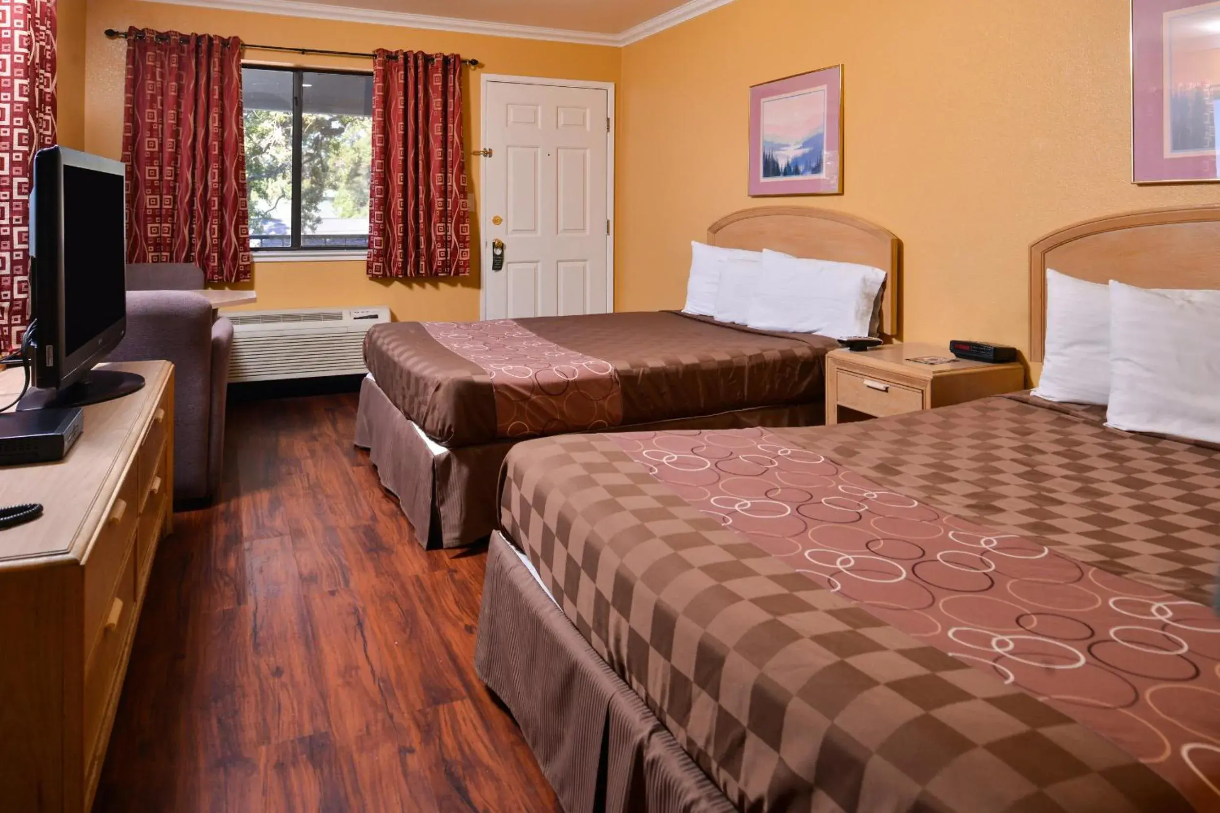 Bedroom, Bed in Americas Best Value Inn & Suites Clearlake Wine Country