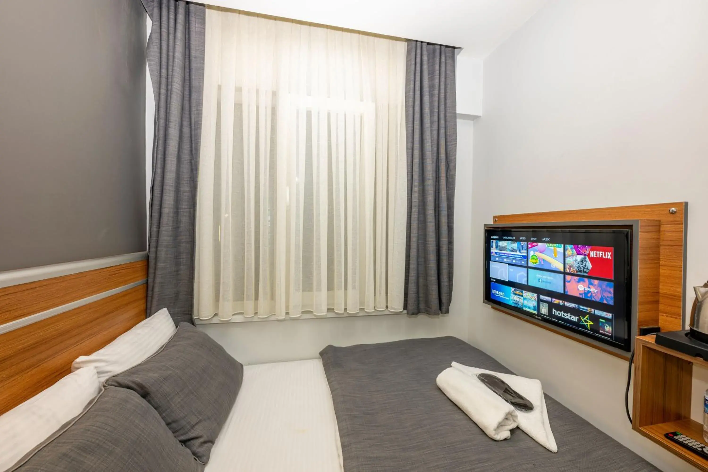 Bed, TV/Entertainment Center in Mayza Otel