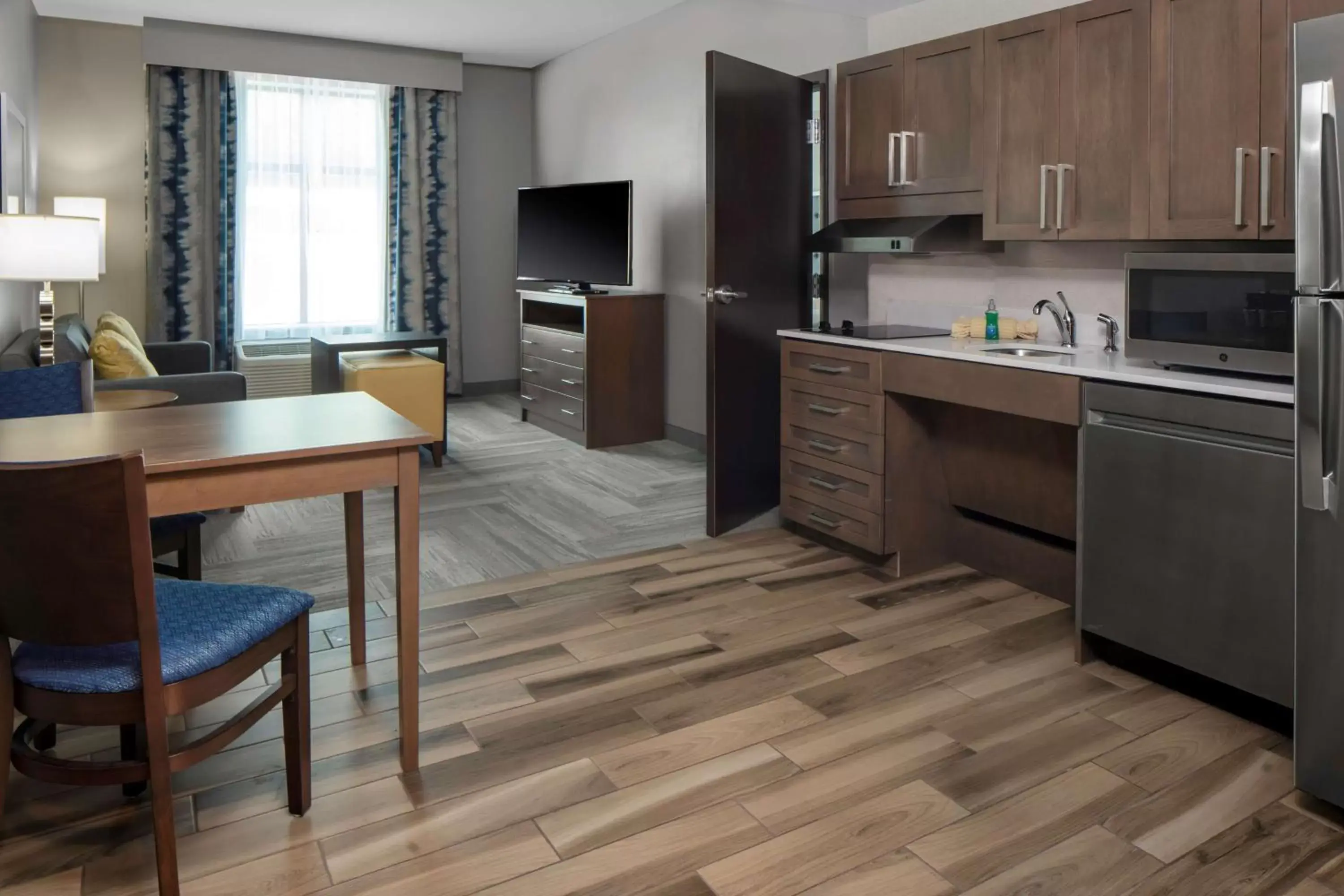 Bedroom, Kitchen/Kitchenette in Homewood Suites By Hilton Greensboro Wendover, Nc