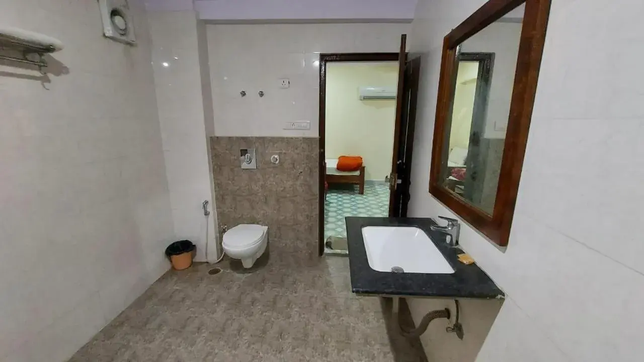 Bathroom in Rani Mahal Hotel