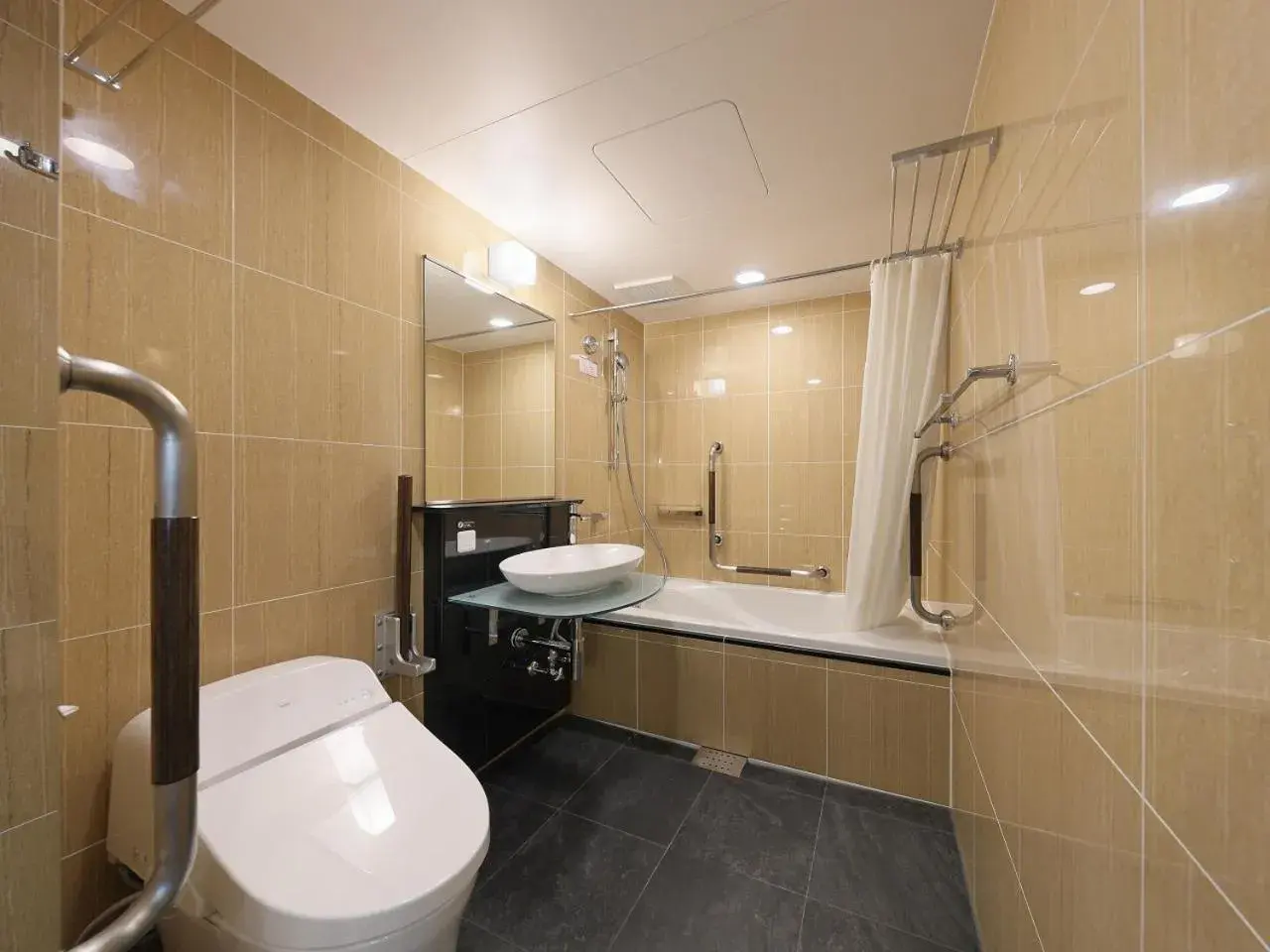 Photo of the whole room, Bathroom in APA Hotel Nihombashi Bakuroyokoyama Ekimae