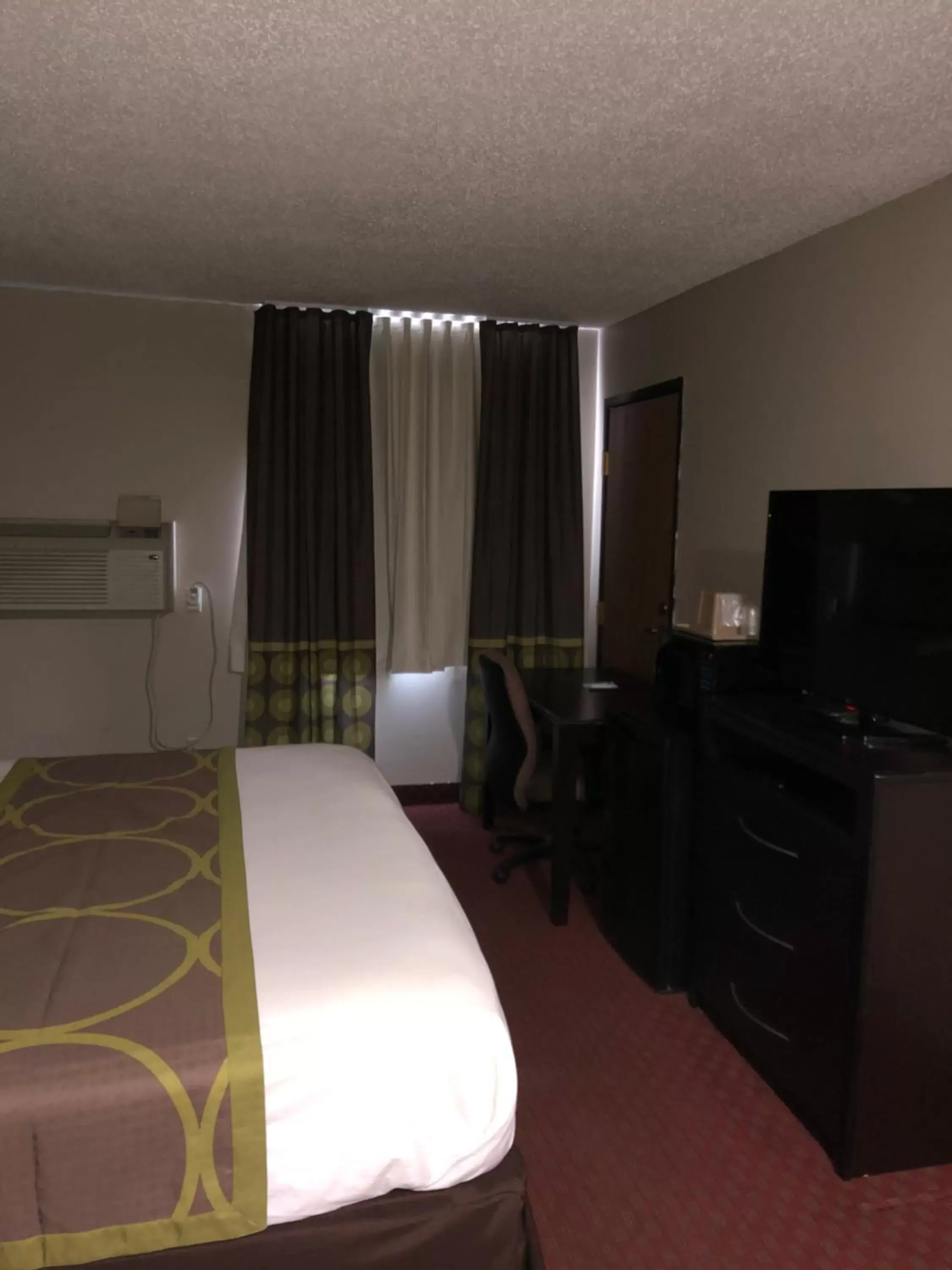 Bedroom, Bed in Super 8 by Wyndham Omaha SW