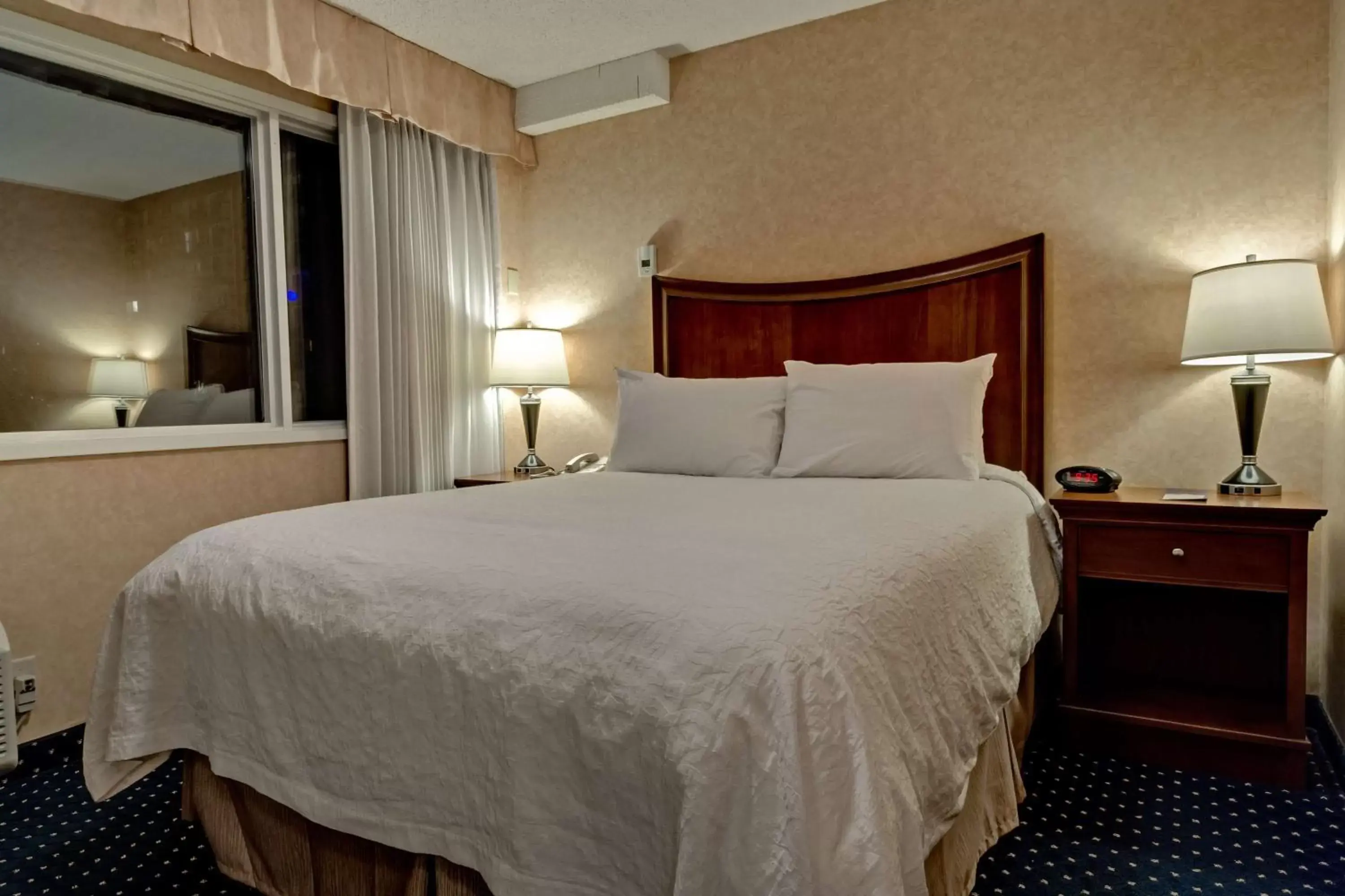 Photo of the whole room, Bed in Best Western Plus Suites Downtown Calgary