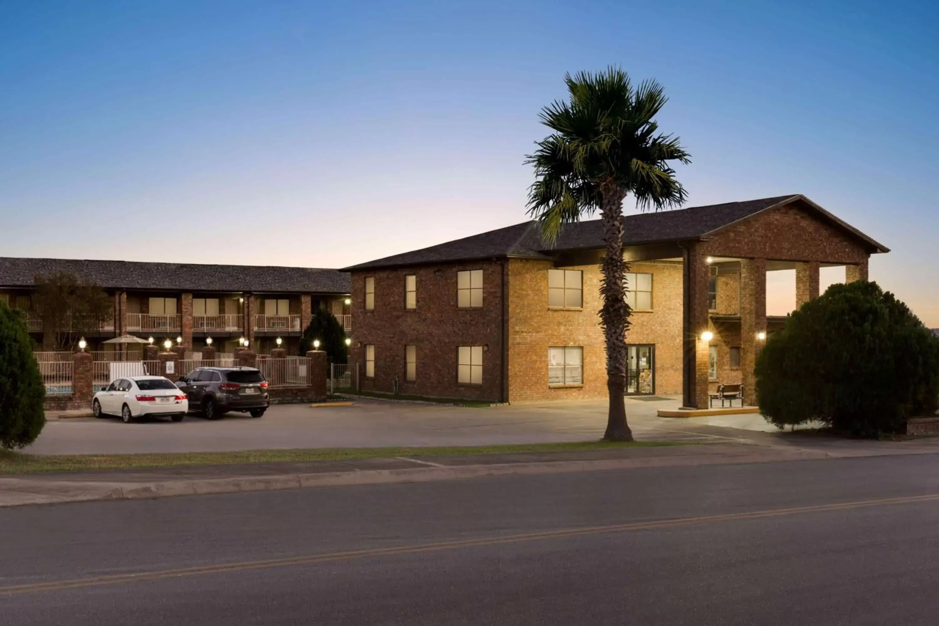 Property building in Super 8 by Wyndham Universal City Property building in Super 8 by Wyndham Universal City