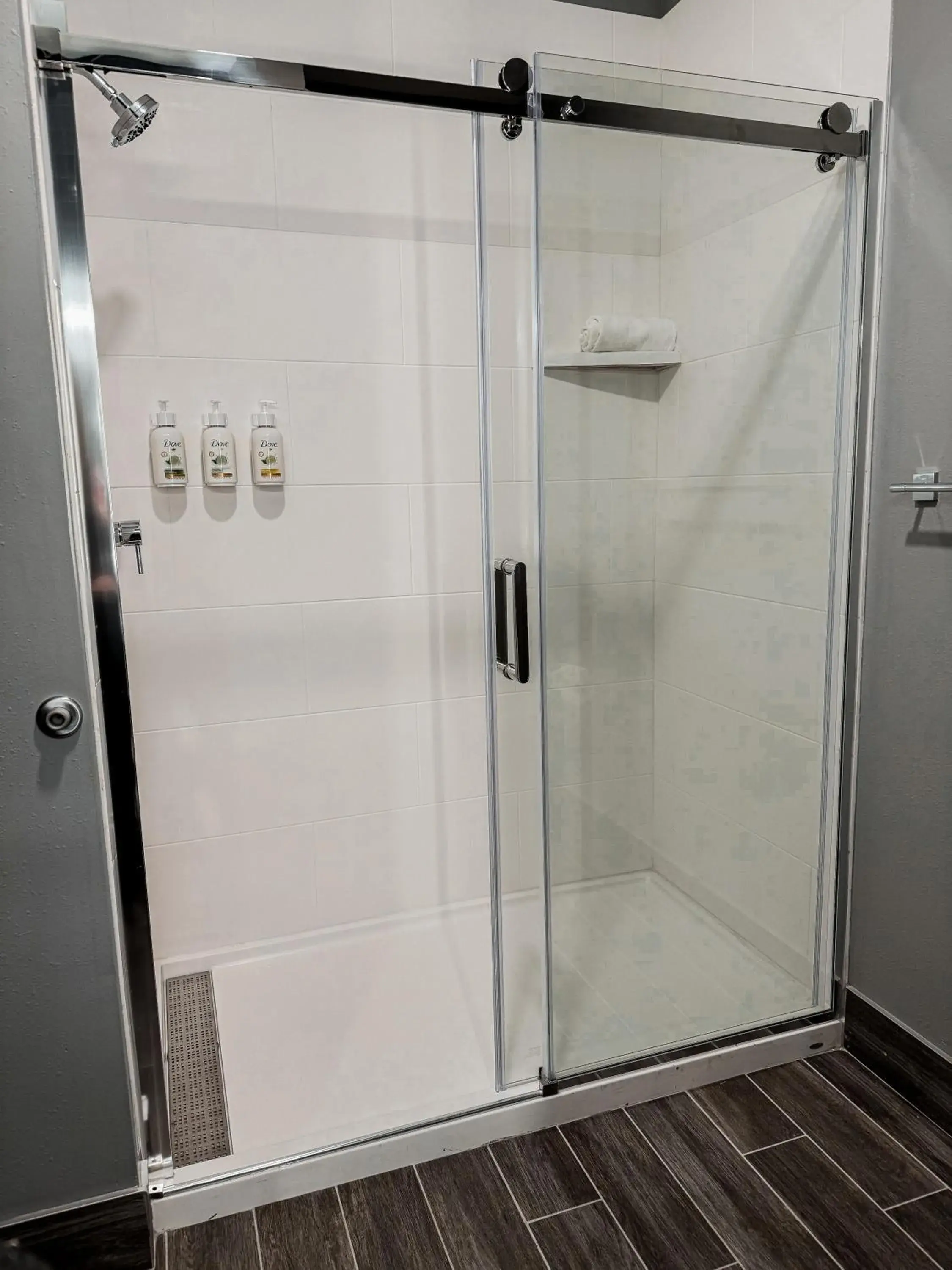 Shower, Bathroom in La Quinta Inn & Suites by Wyndham Mount Laurel Moorestown