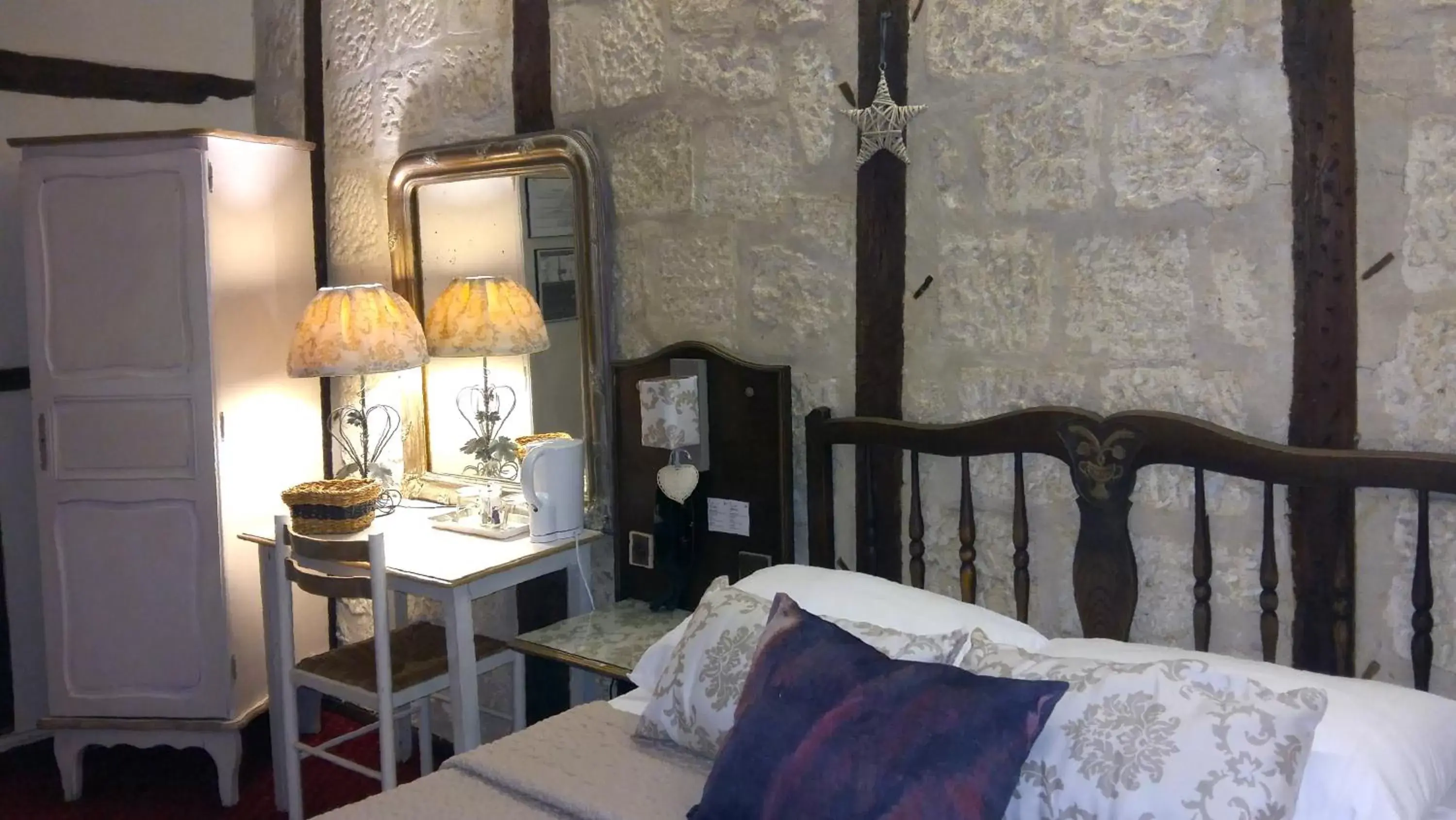 Bed in Hotel Mignon Bed in Hotel Mignon