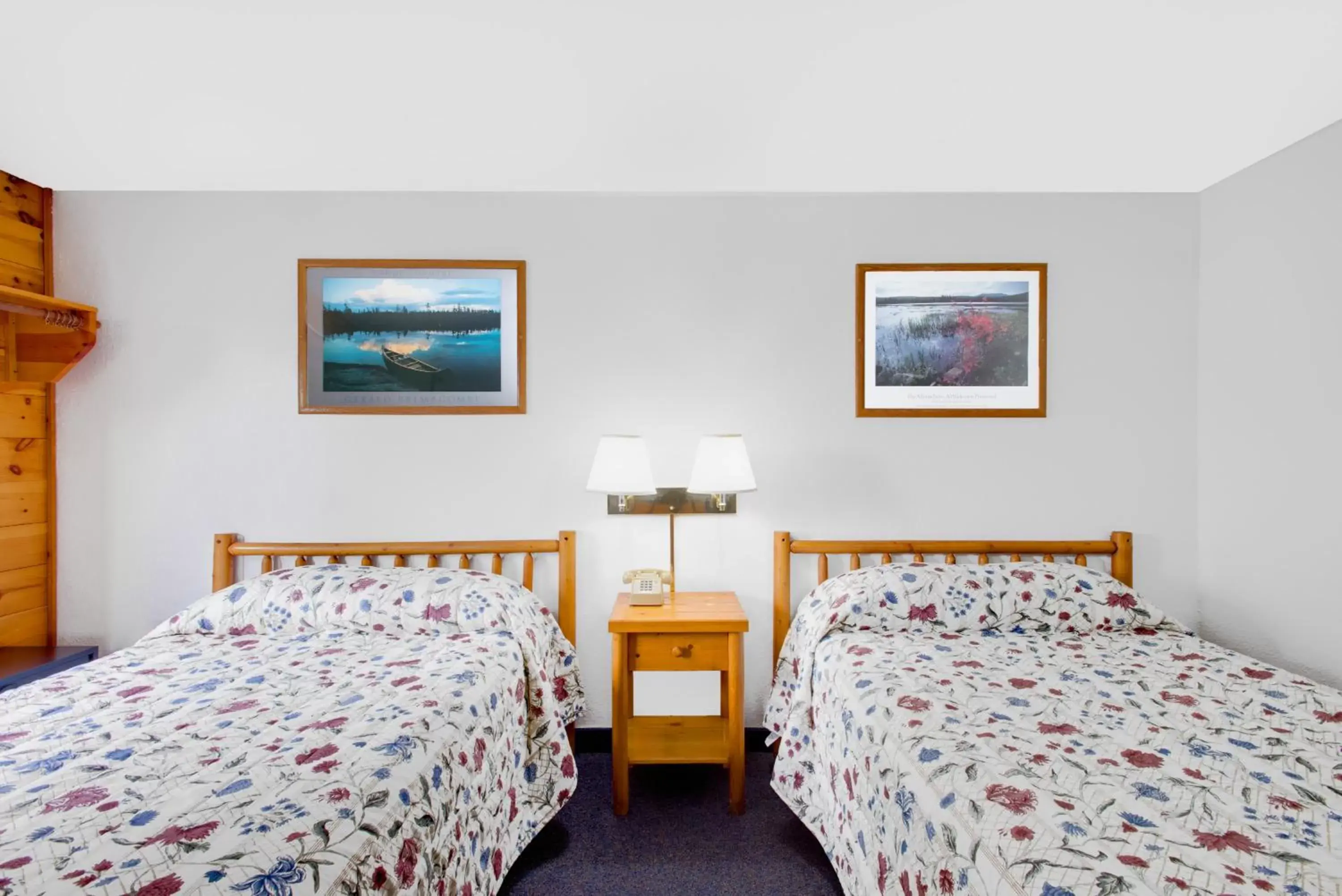 Photo of the whole room, Bed in Super 8 by Wyndham Lake George/Warrensburg Area