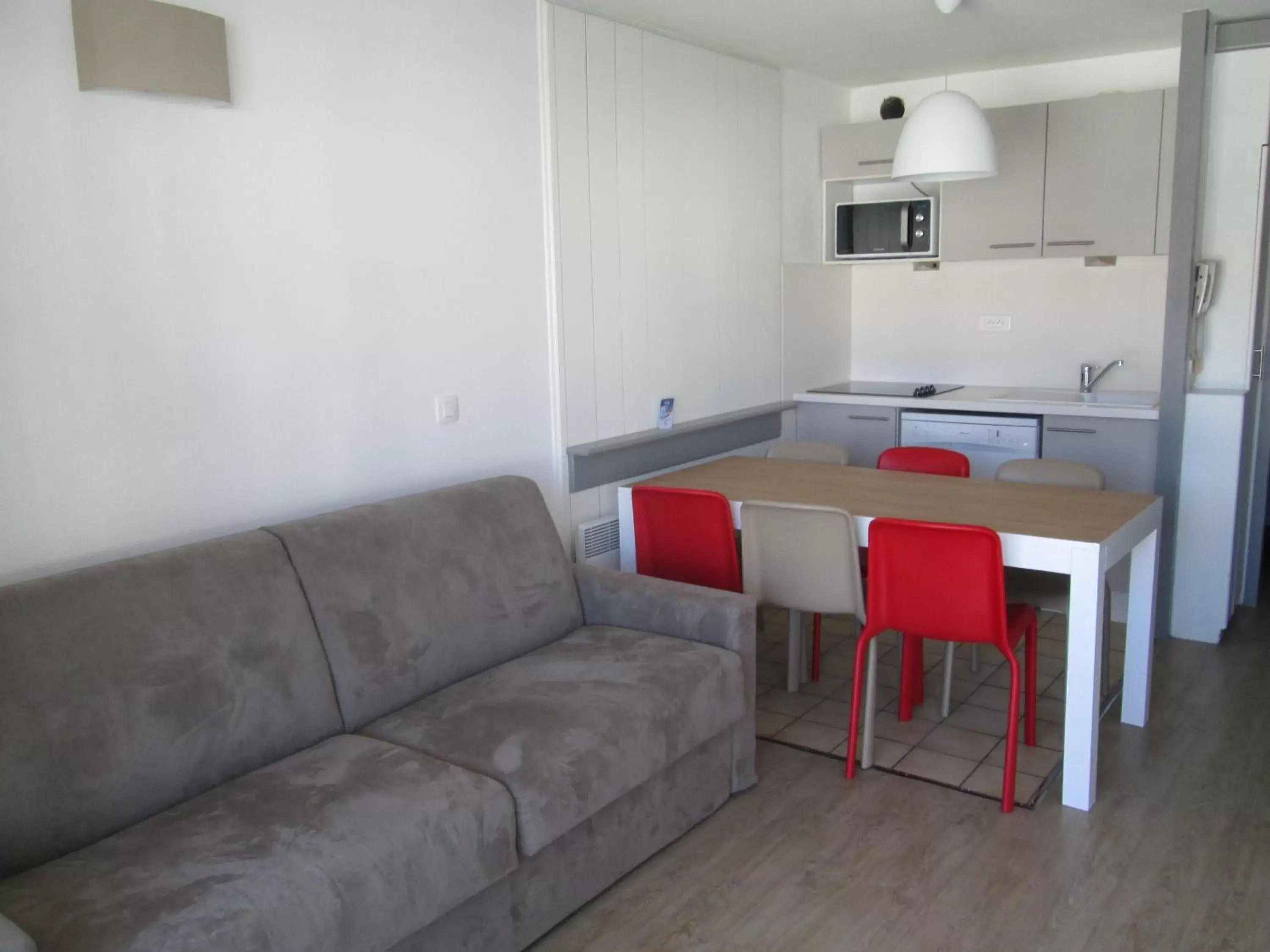 Kitchen or kitchenette, Dining Area in Résidence Mer & Golf Sokoburu