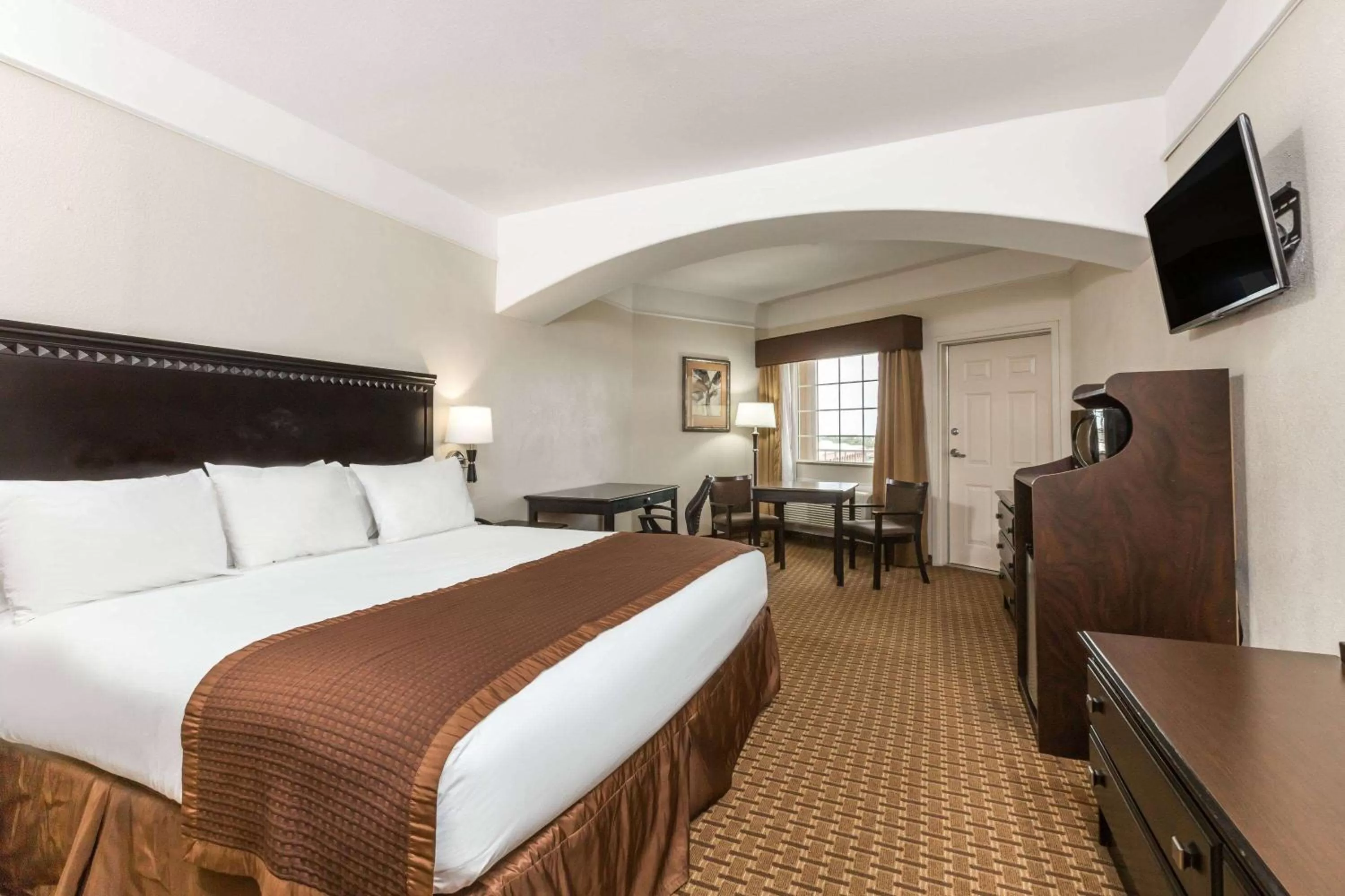 Photo of the whole room, Bed in Baymont by Wyndham Galveston