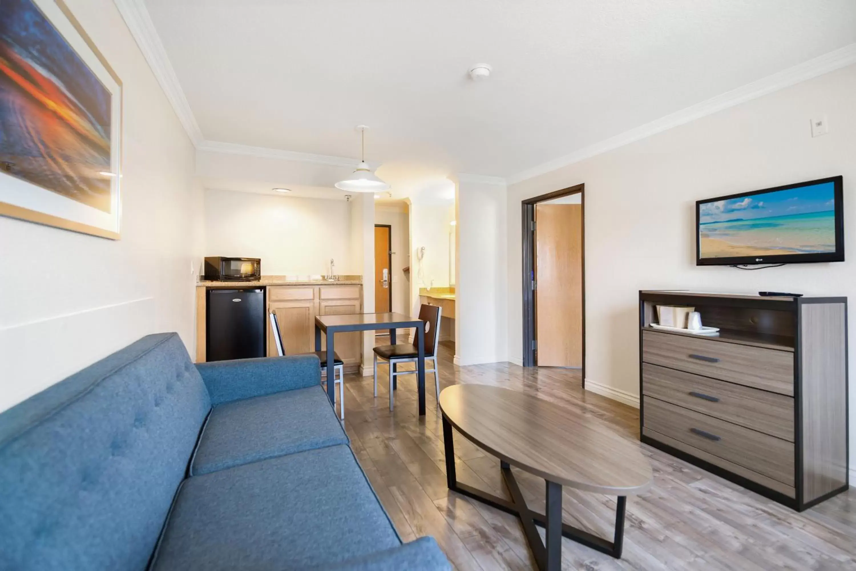 Living room, Seating Area in SureStay Hotel by Best Western Fontana