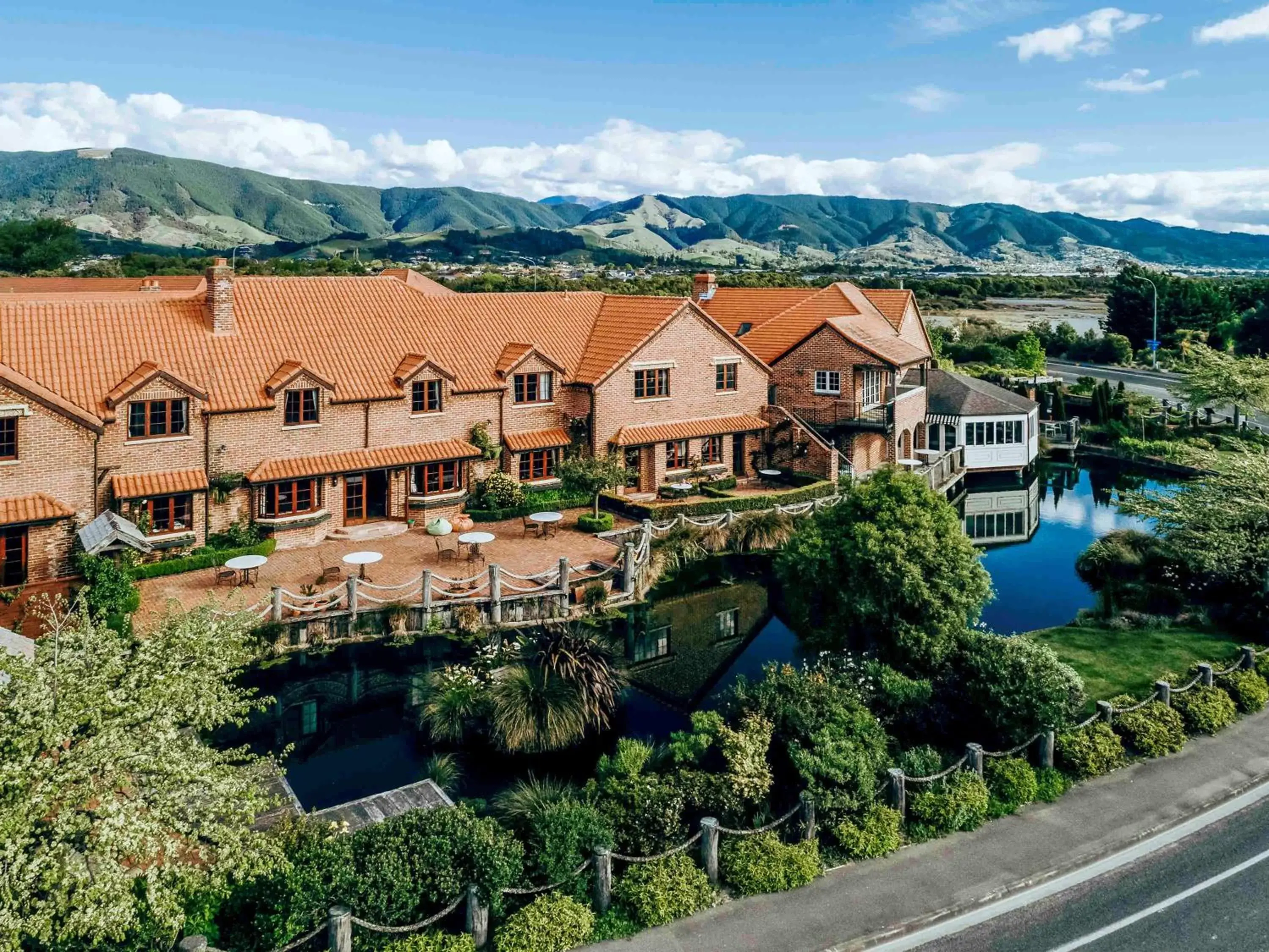 Photo of the whole room, Bird's-eye View in Grand Arden Monaco Nelson