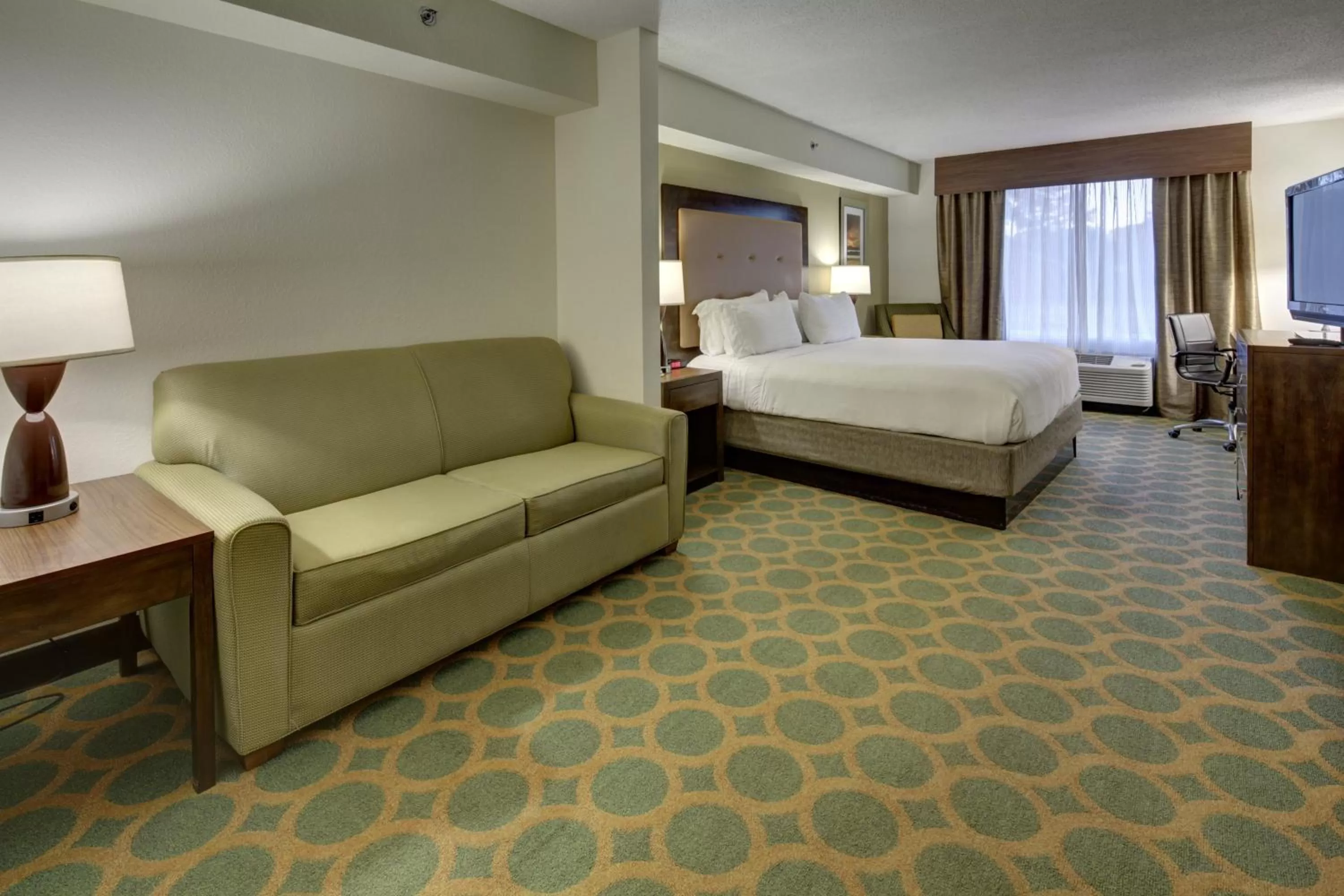 Bedroom, Bed in Holiday Inn Express Hotel & Suites Emporia by IHG