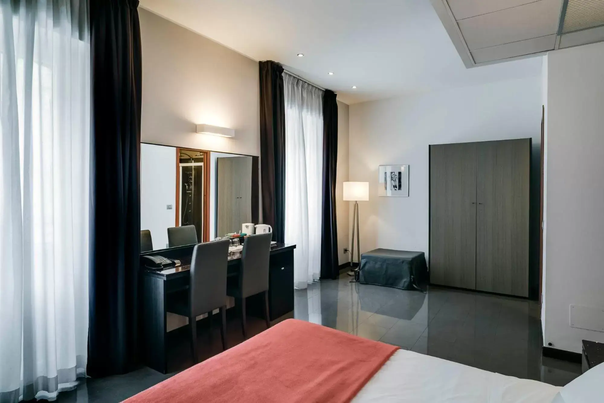 Coffee/tea facilities, Bed in Demidoff Hotel Milano