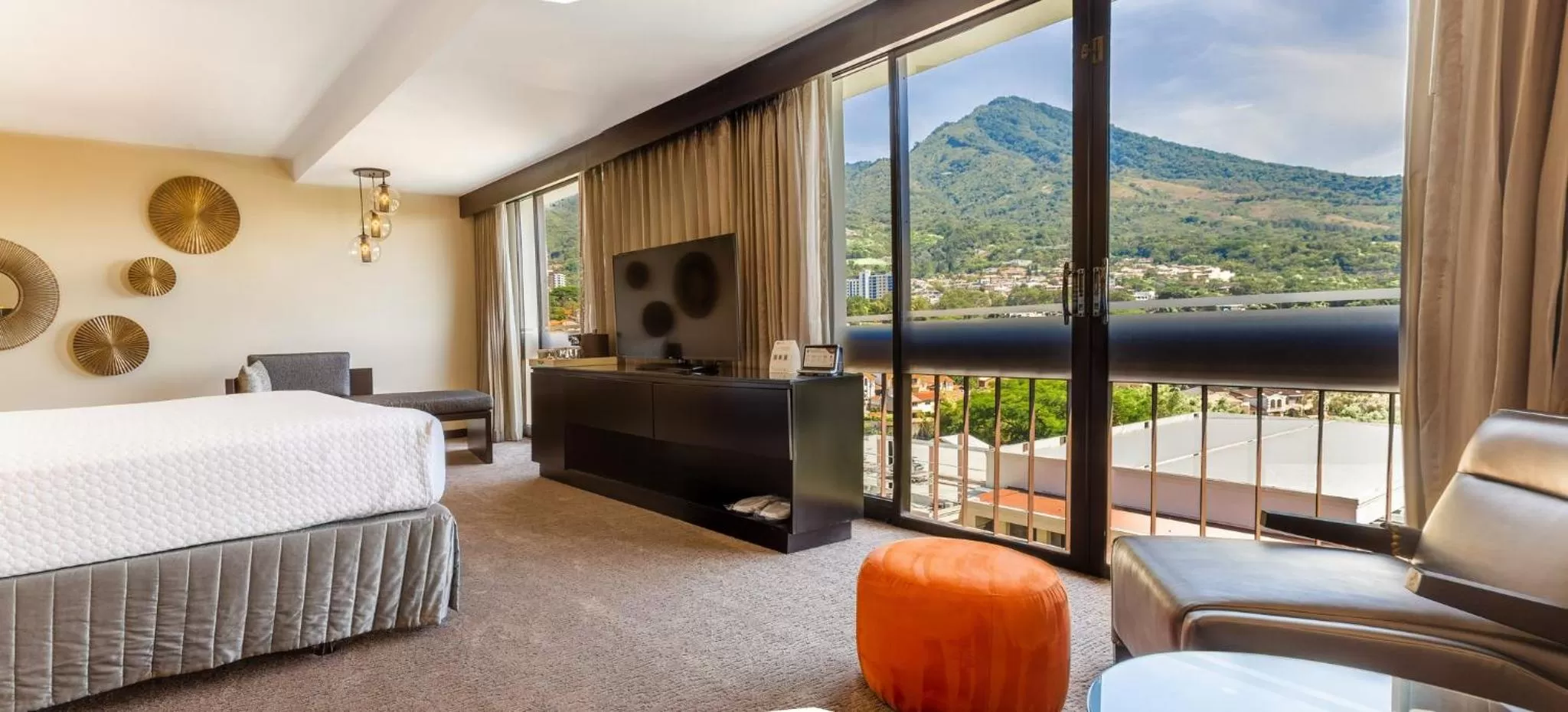 Photo of the whole room, Bed in Crowne Plaza San Salvador, an IHG Hotel