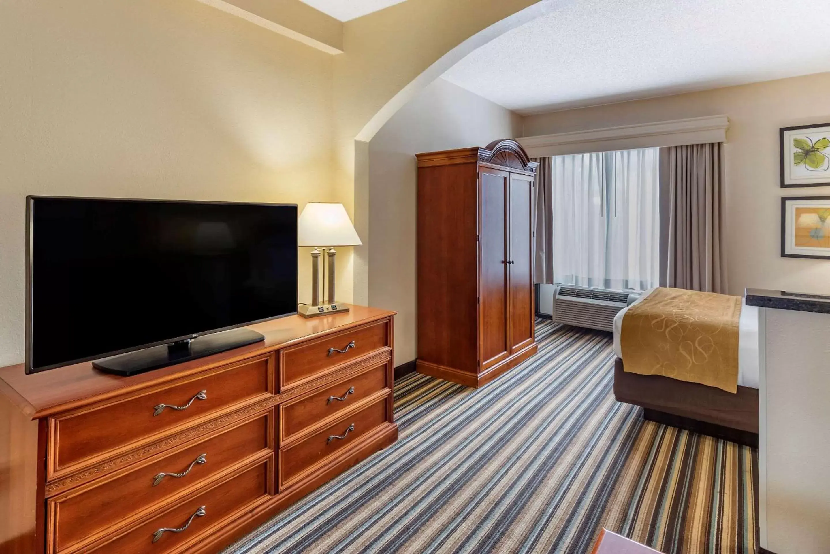 Photo of the whole room, TV/Entertainment Center in Comfort Suites Chesapeake - Norfolk