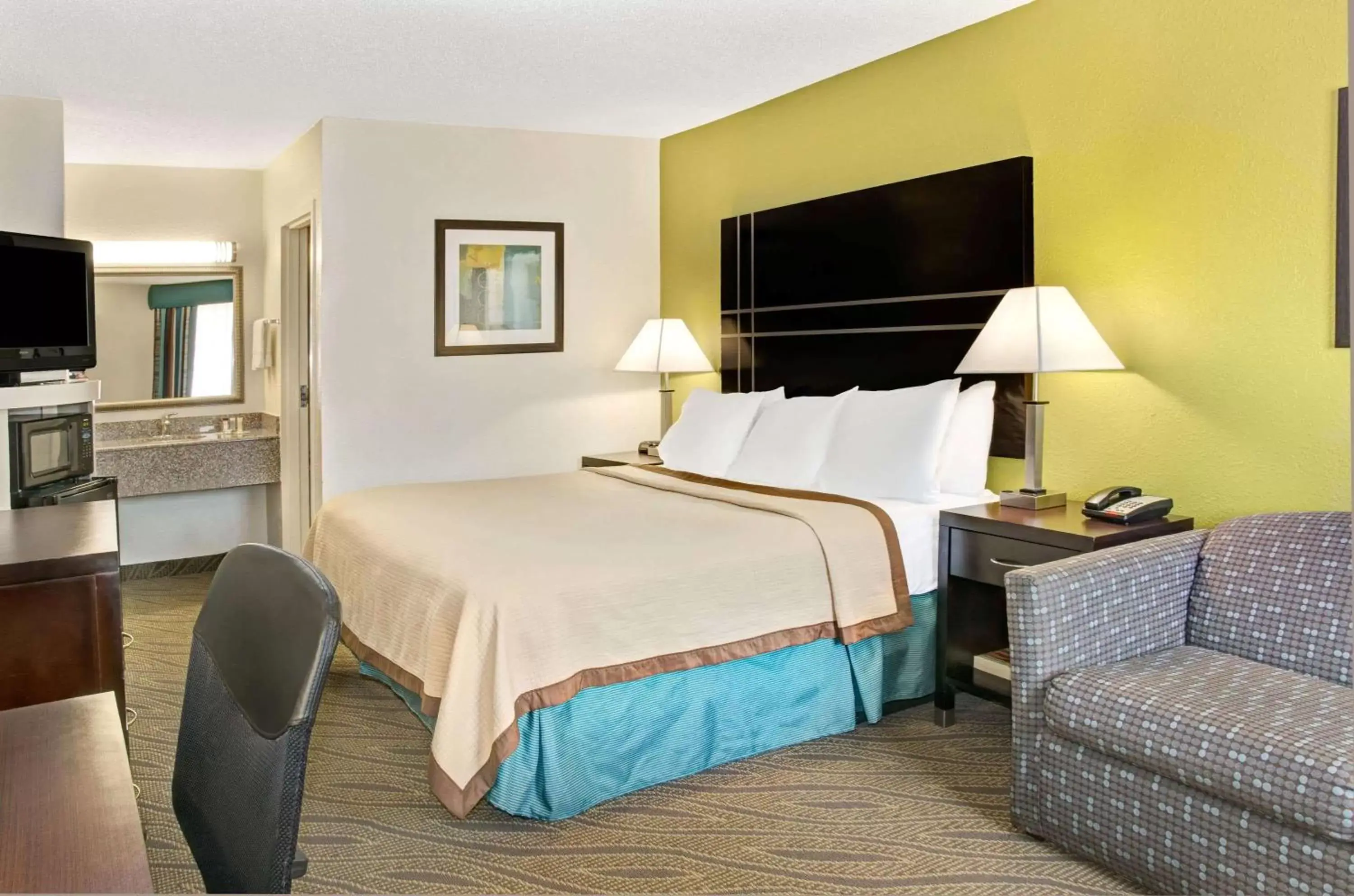Photo of the whole room, Bed in Howard Johnson Houston Heights - Downtown