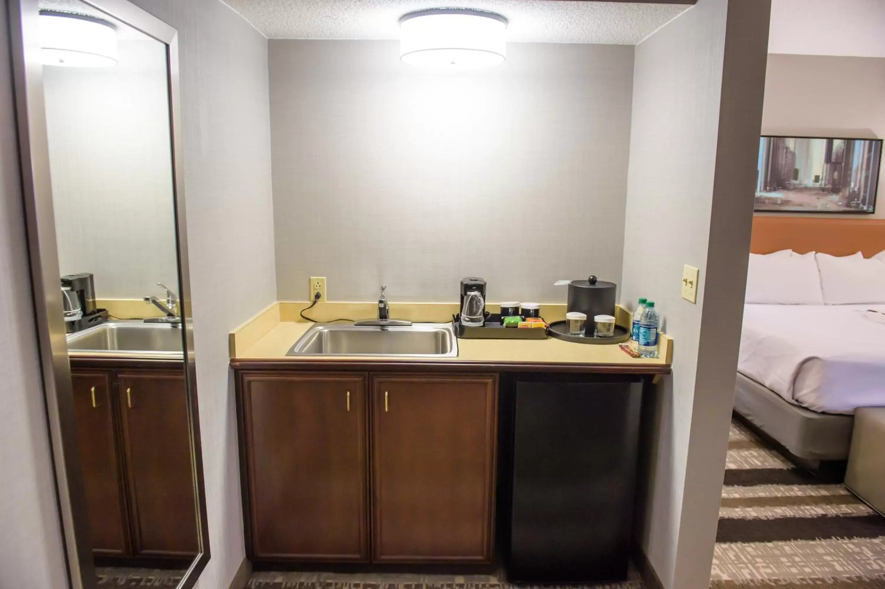 Bedroom, Kitchen/Kitchenette in Crowne Plaza Dulles Airport, an IHG Hotel