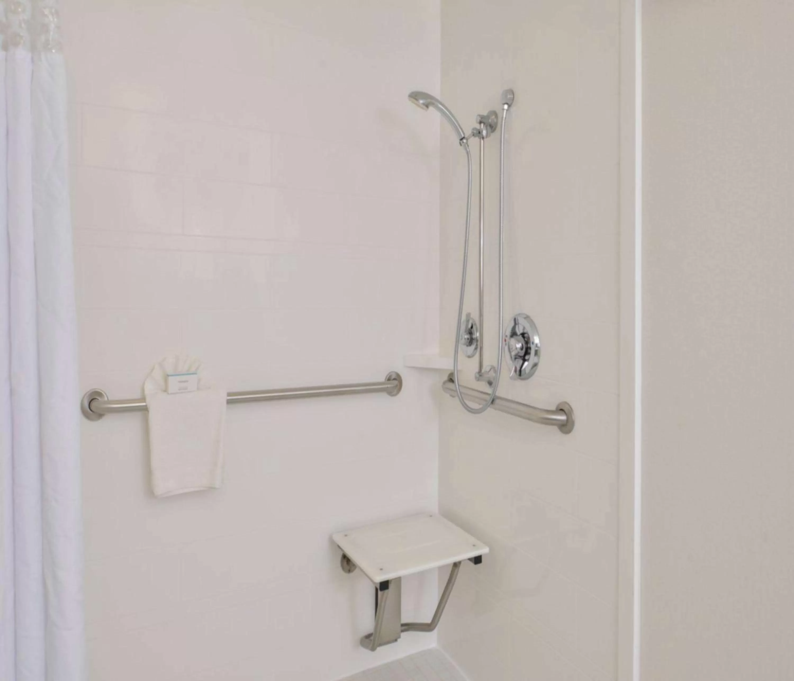 Bathroom in Hampton Inn & Suites San Francisco-Burlingame-Airport South