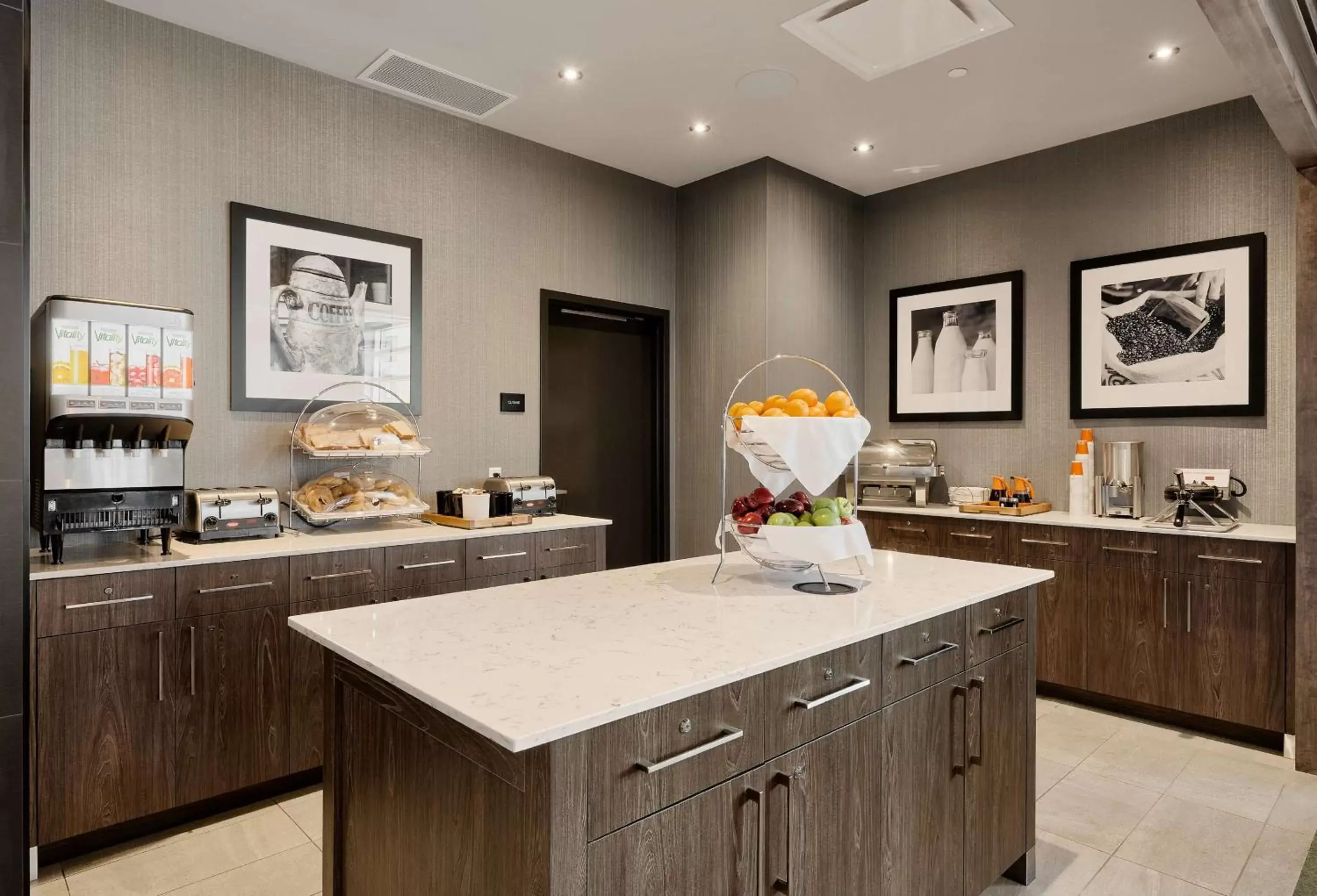 Breakfast, Kitchen/Kitchenette in Hampton Inn & Suites By Hilton Quebec City /Saint-Romuald