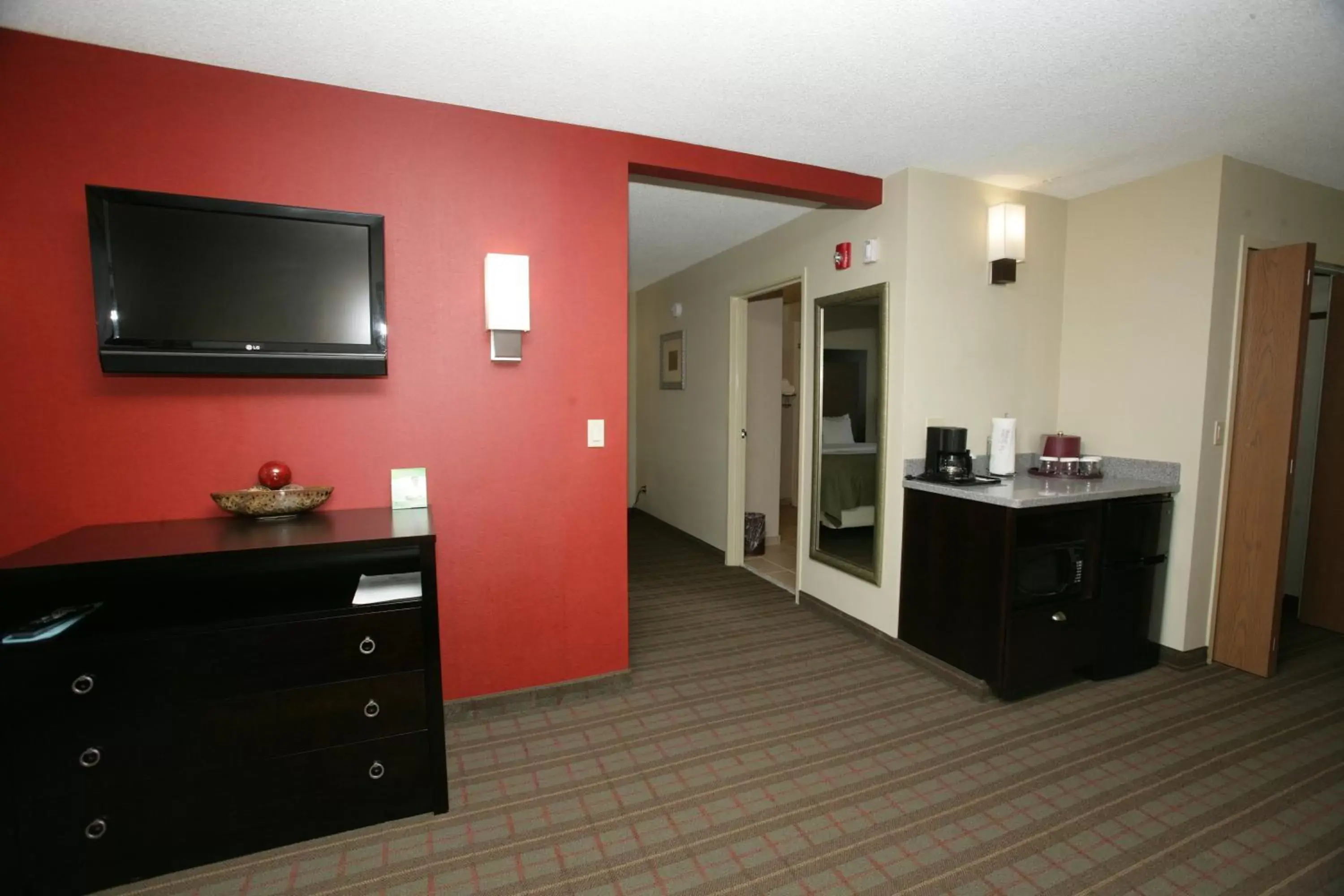 Photo of the whole room, TV/Entertainment Center in Holiday Inn Riverton-Convention Center, an IHG Hotel
