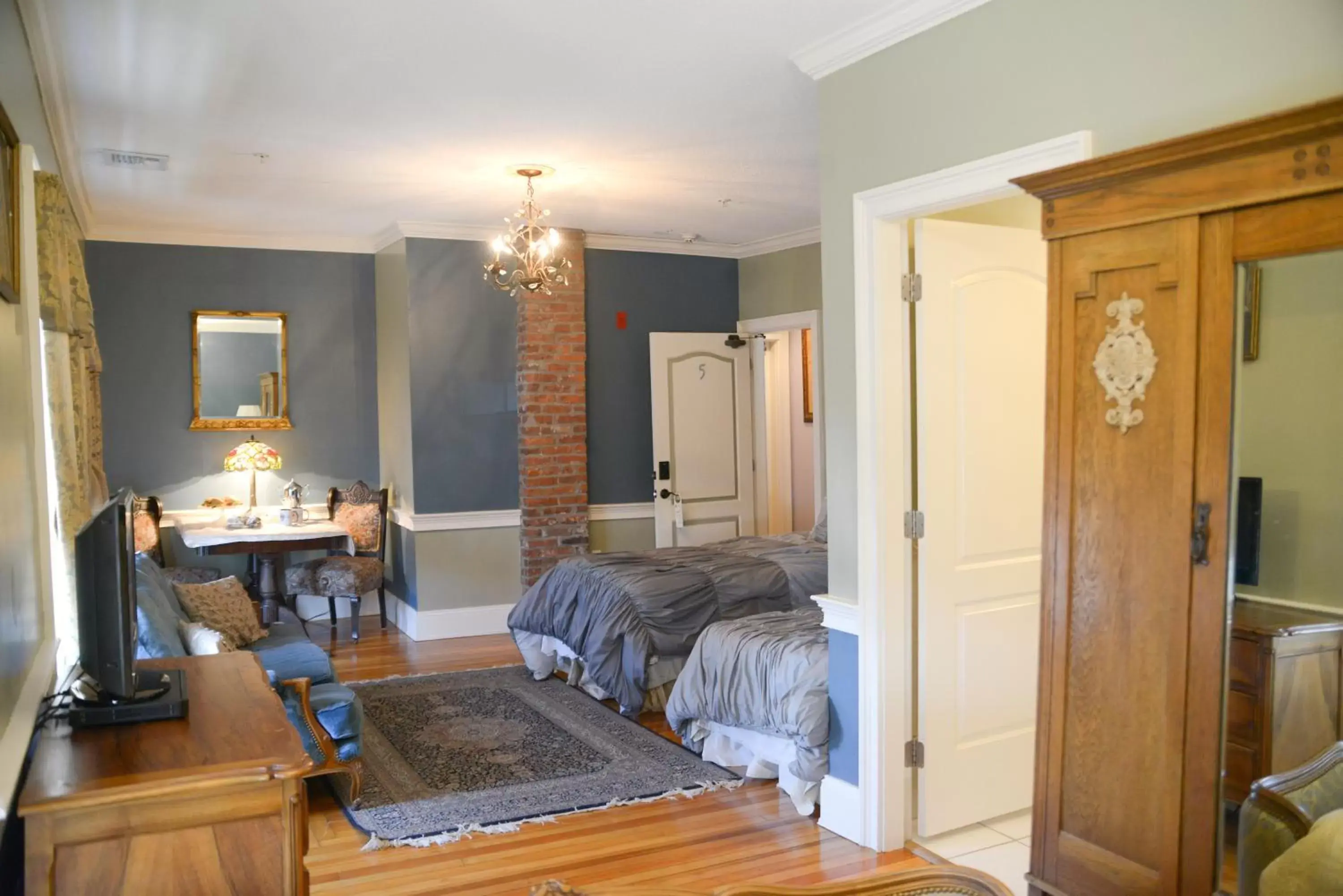 Bedroom, Seating Area in Naomi's Inn Bed & Breakfast