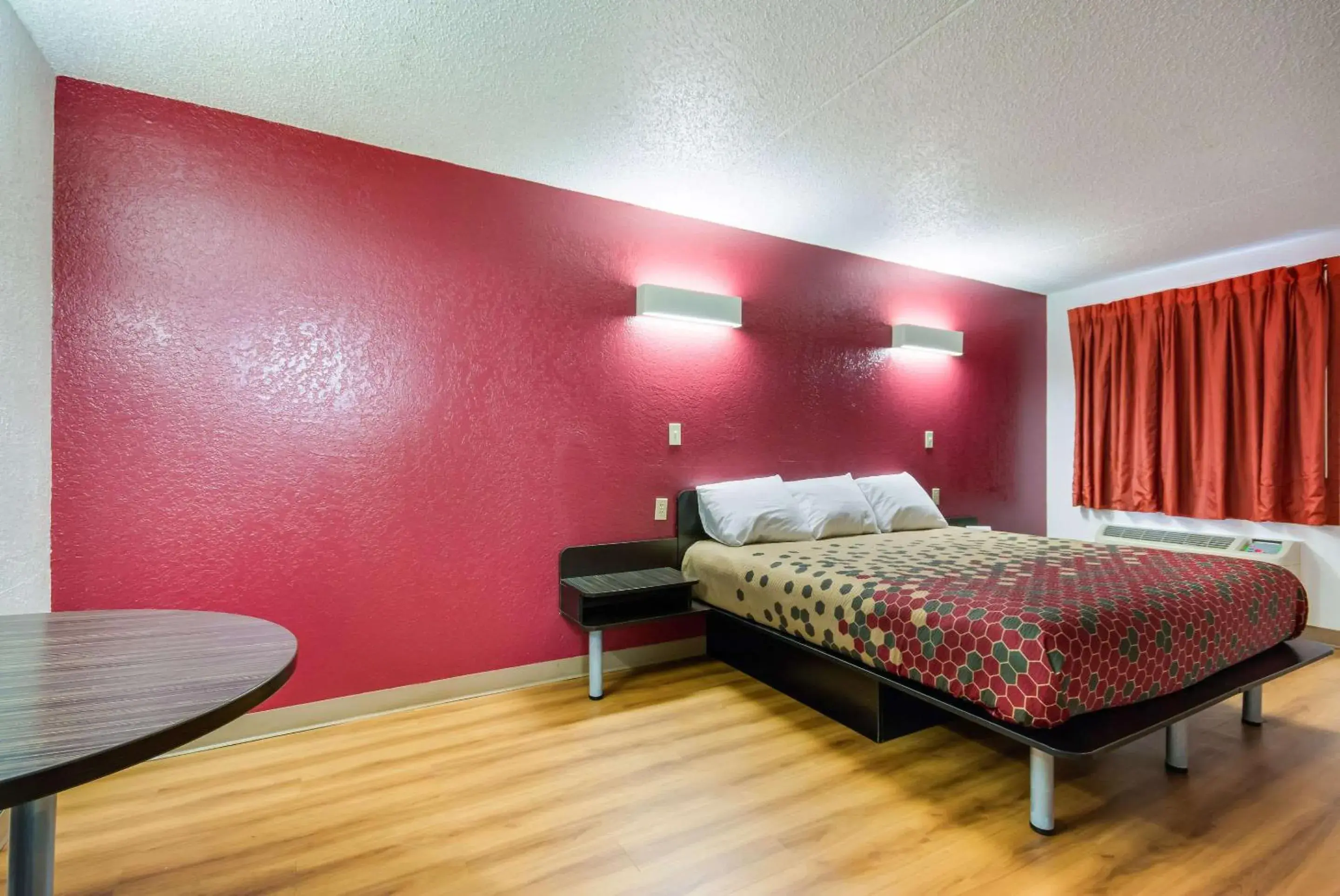 Photo of the whole room, Bed in Econo Lodge