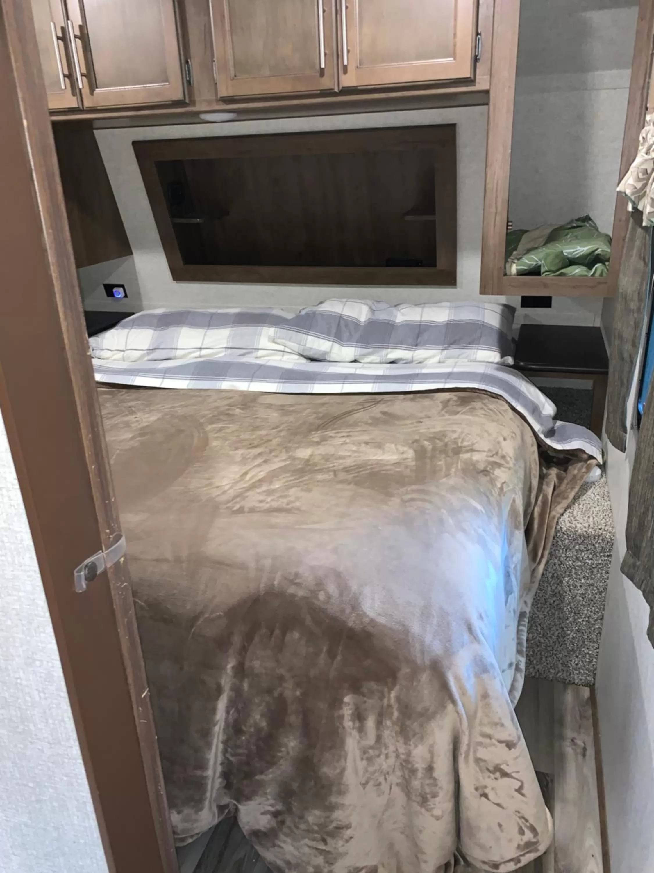 Bed, TV/Entertainment Center in Glacier Haven Inn