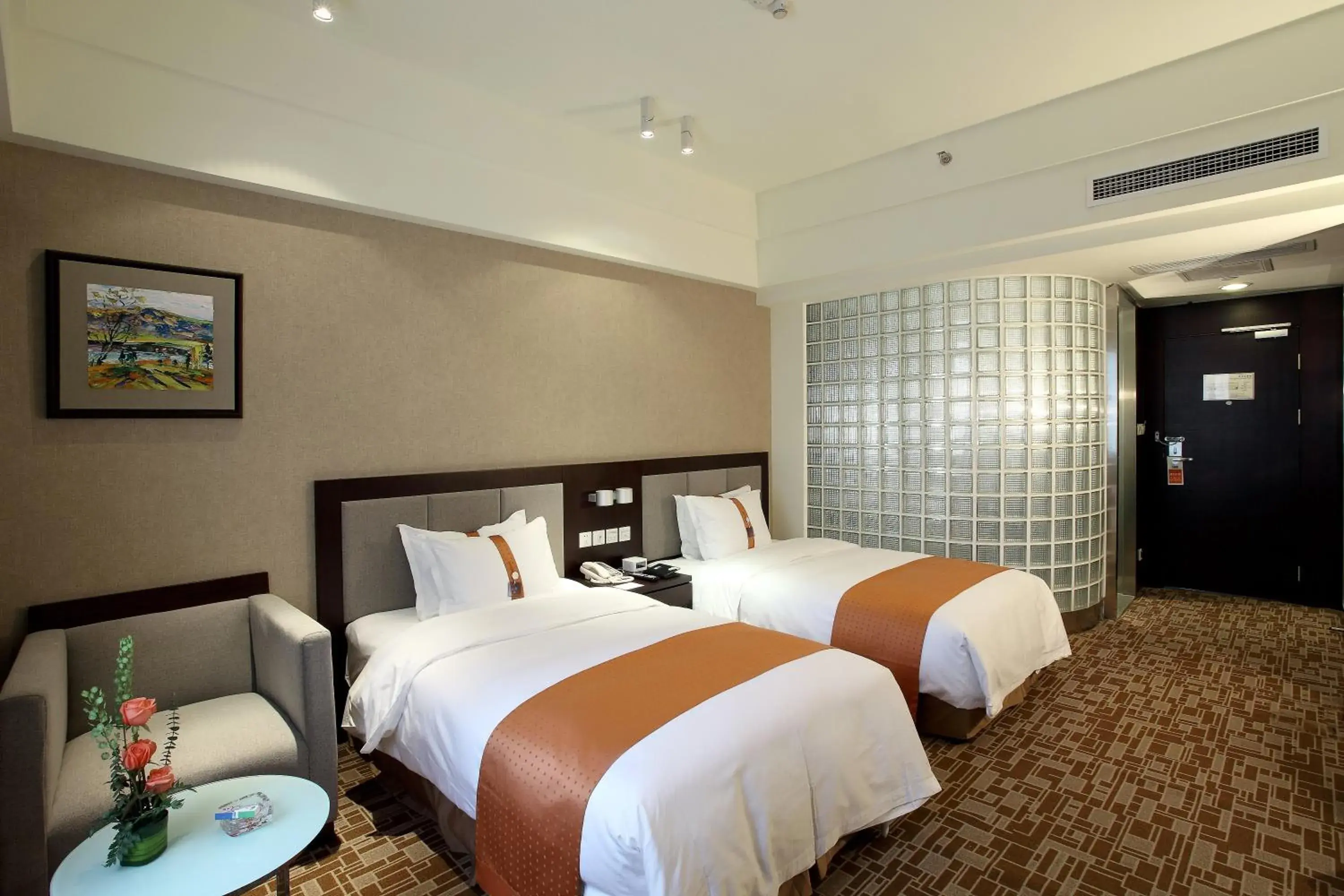 Photo of the whole room, Bed in Holiday Inn Express Chengdu Wuhou, an IHG Hotel