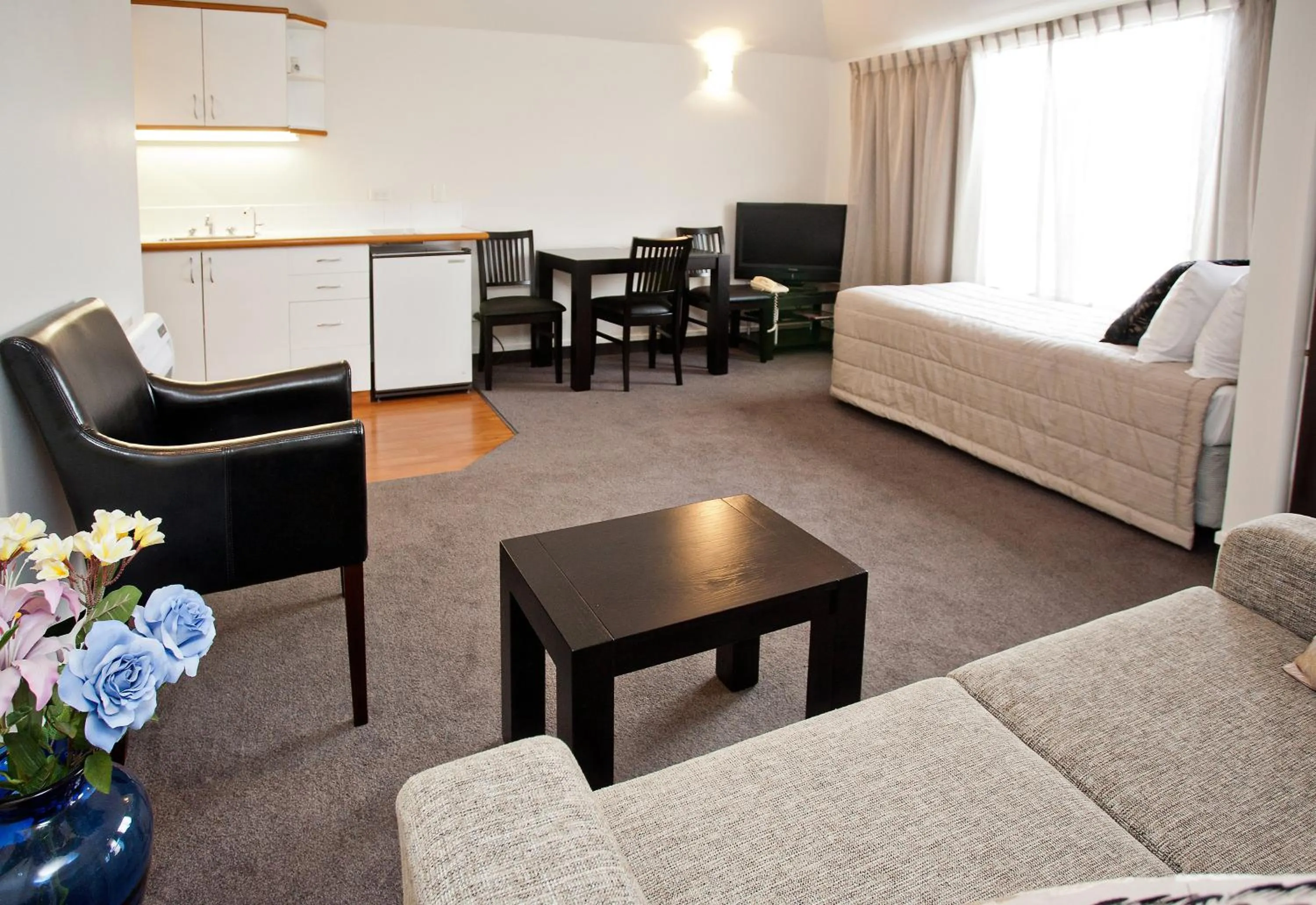 Living room, Bed in Cable Court Motel