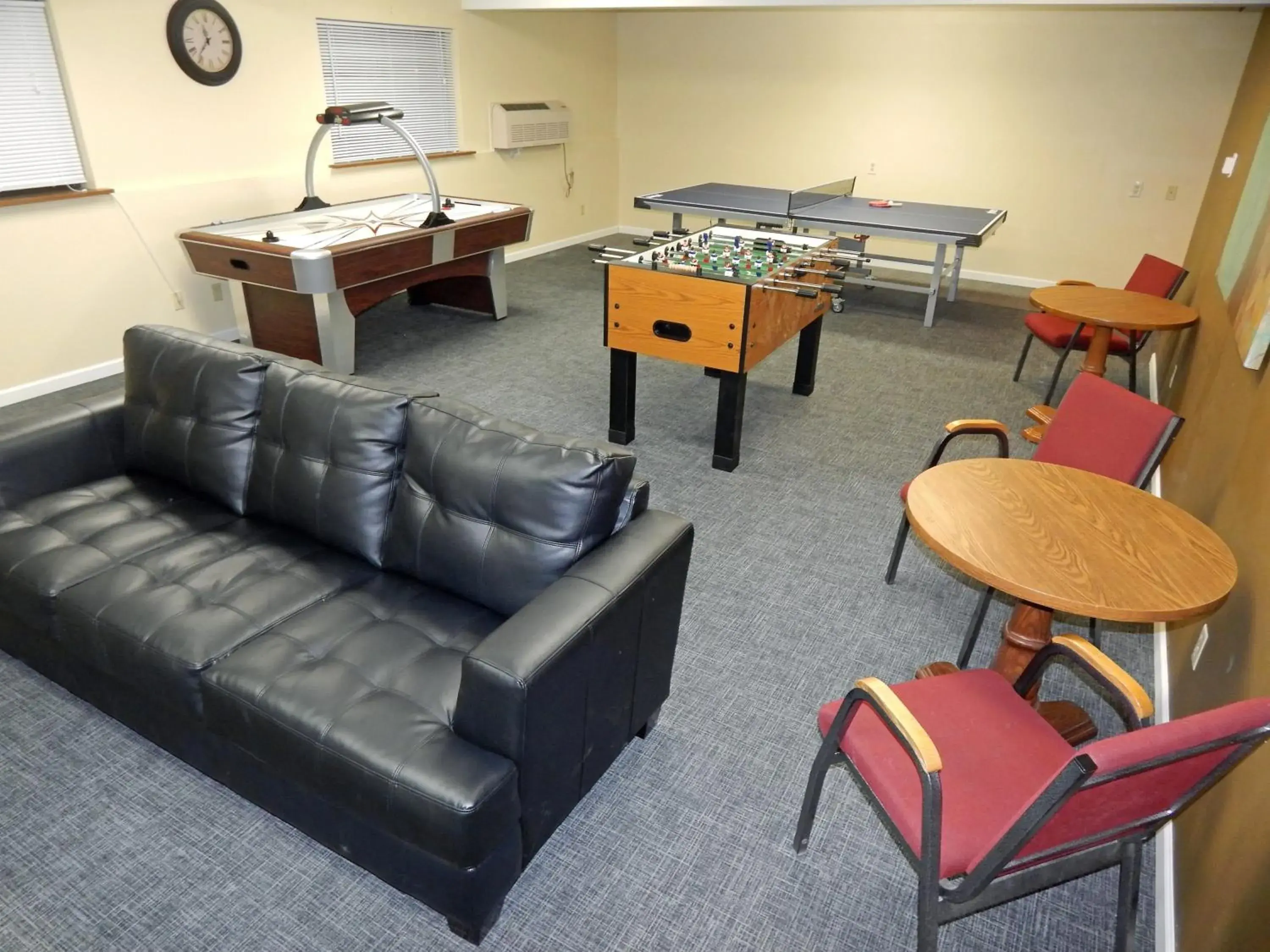 Communal lounge/ TV room, Seating Area in FairBridge Inn, Suites & Conference Center – Missoula