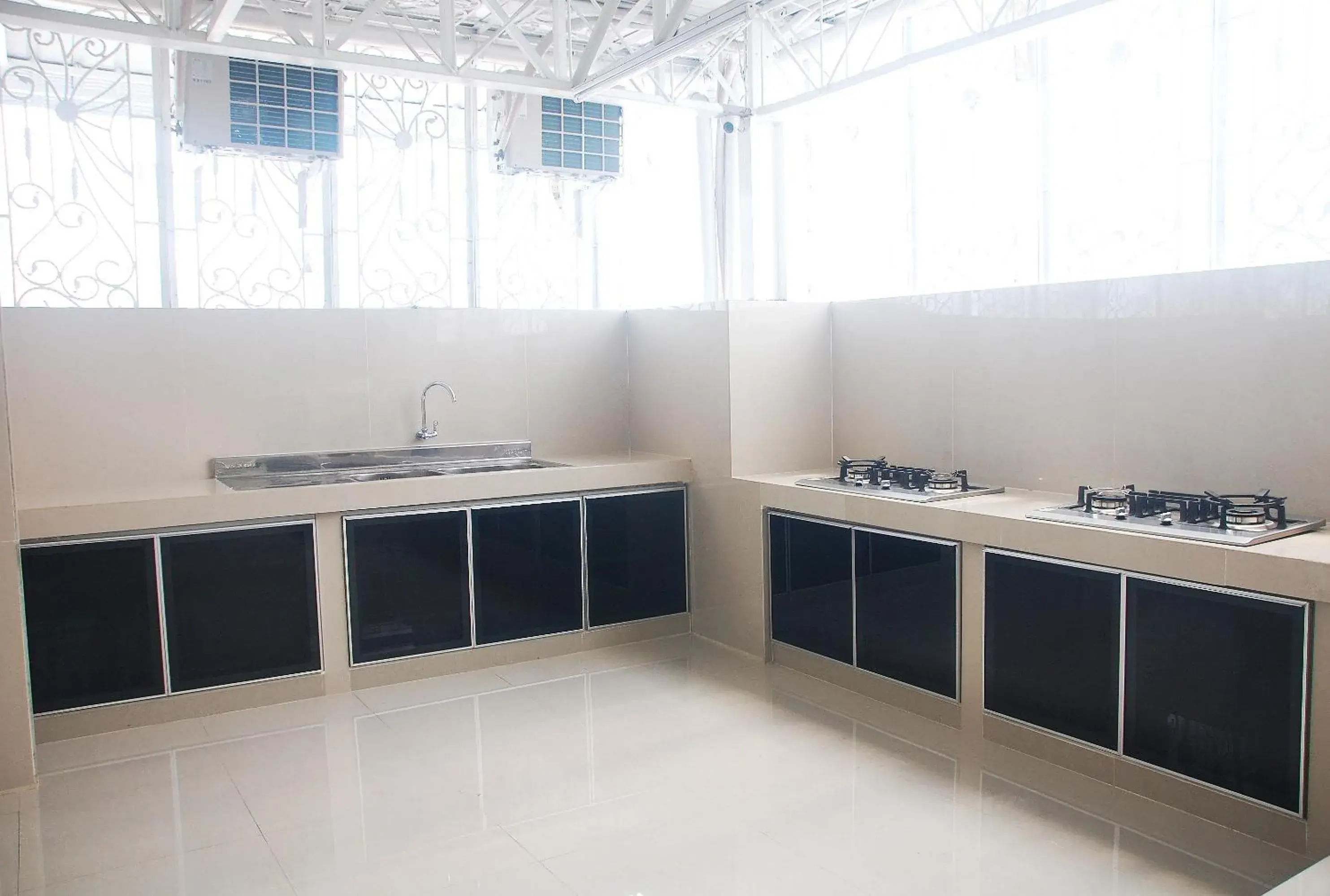 Kitchen or kitchenette, Bathroom in Gandhi Inn