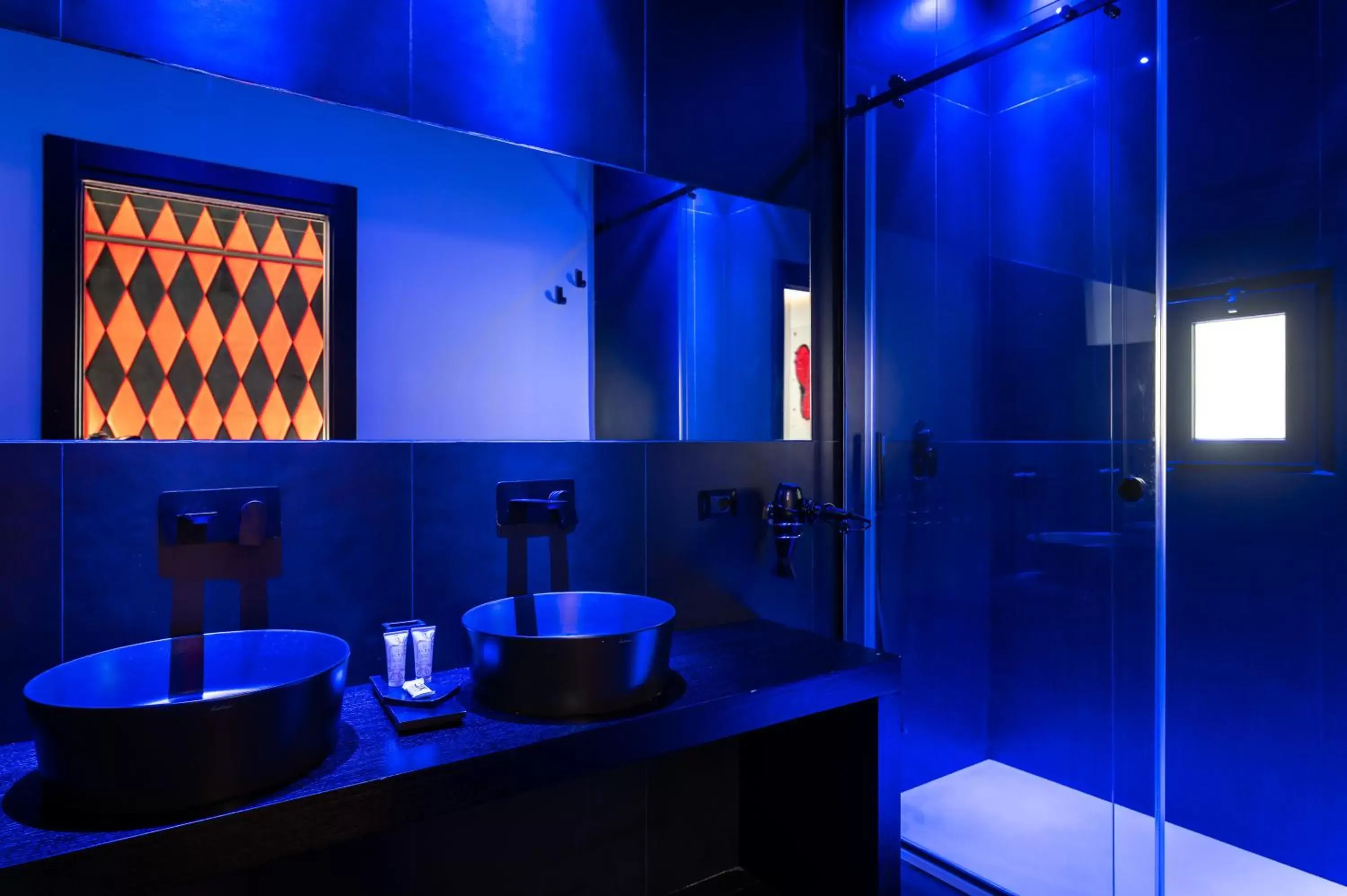 Shower, Bathroom in Maximum hub suite&spa