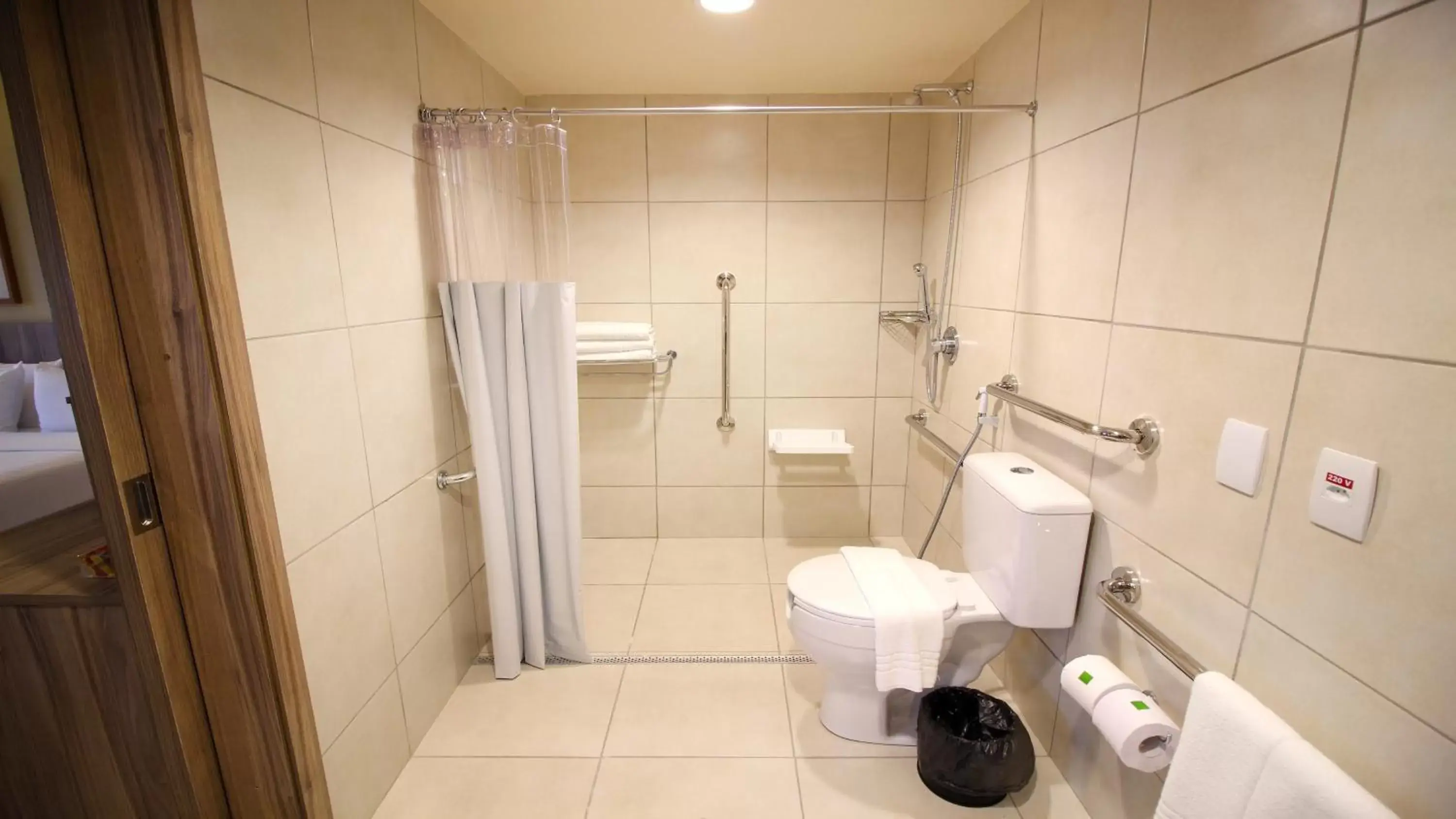 Photo of the whole room, Bathroom in Holiday Inn Fortaleza, an IHG Hotel