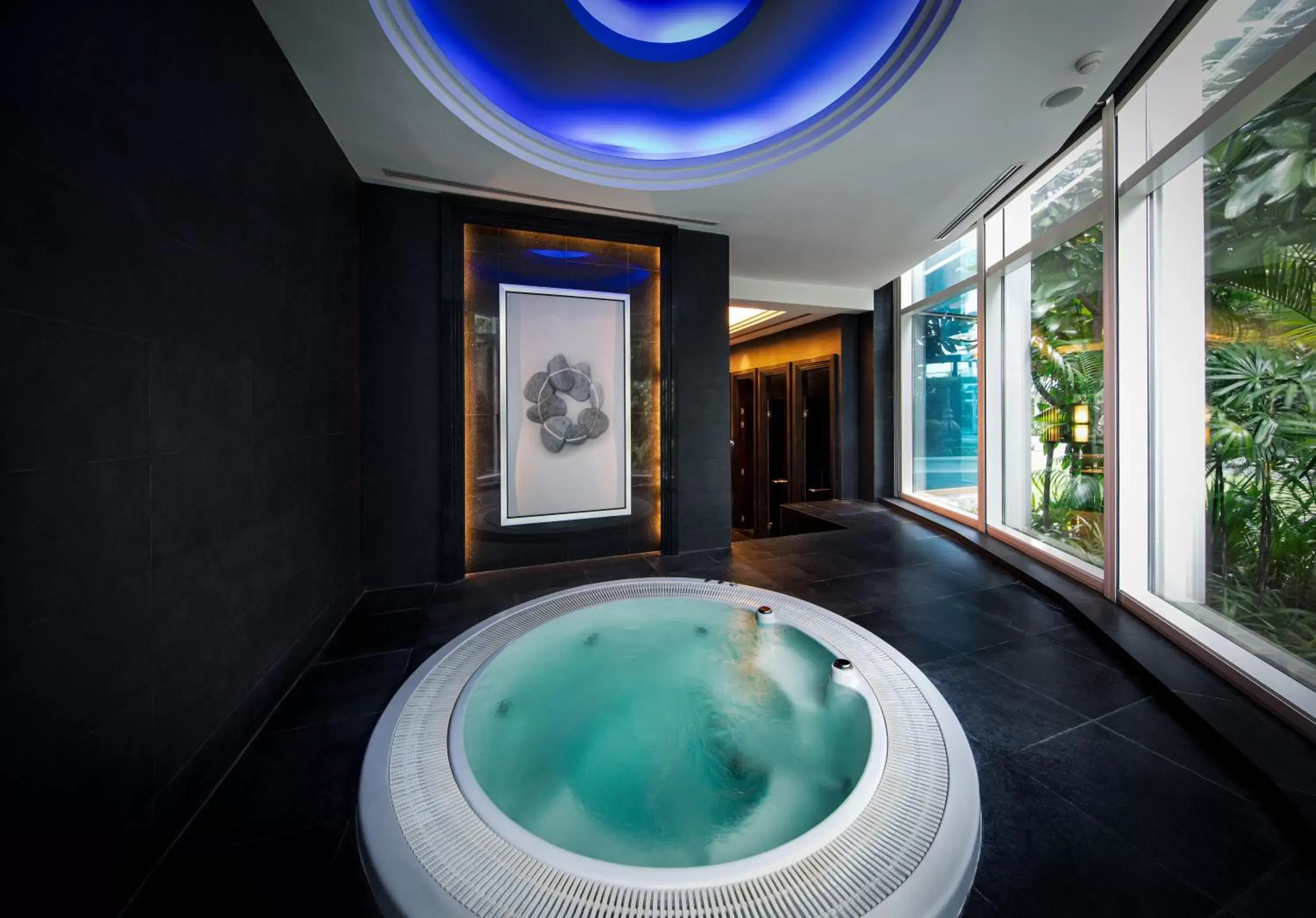 Hot Tub, Swimming Pool in Grande Centre Point Hotel Terminal21
