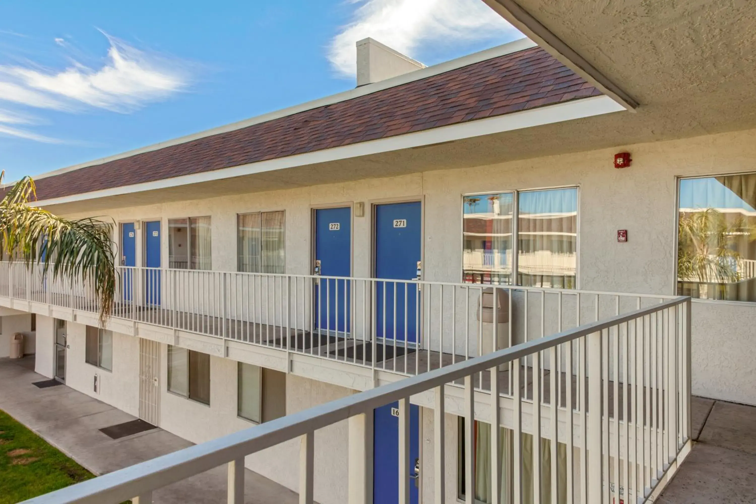 Facade/entrance, Balcony/Terrace in Motel 6-Phoenix, AZ - North Bell Road