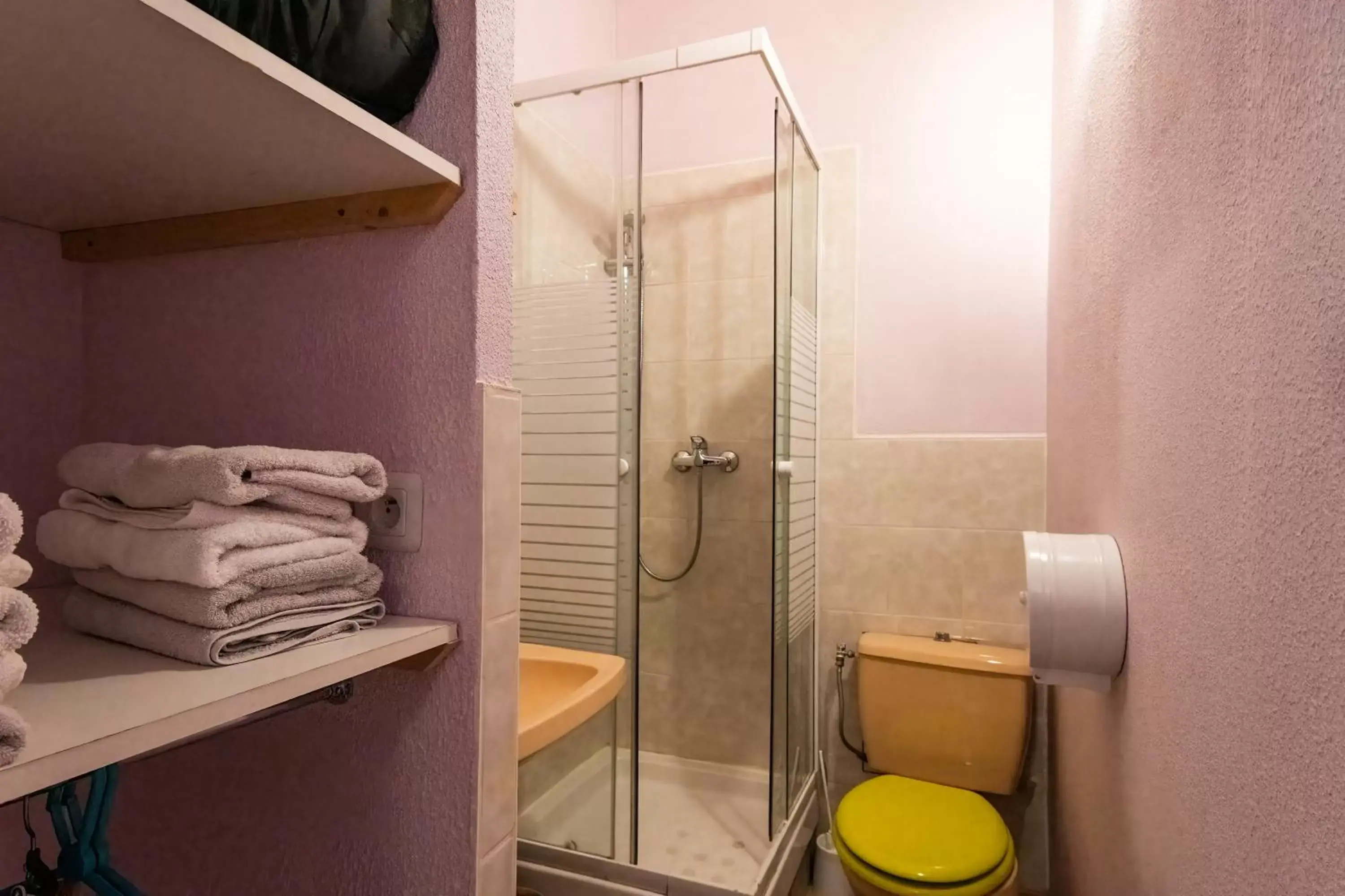 Shower, Bathroom in Hôtel de la Gare