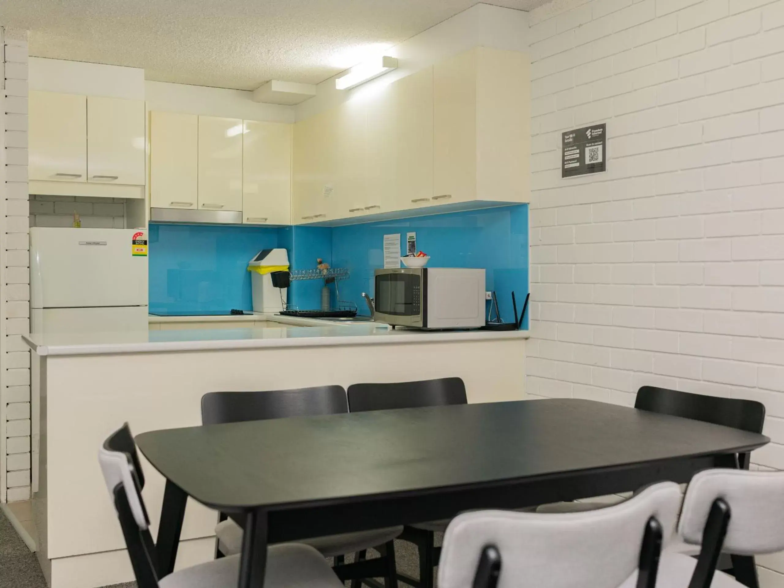 Dining area, Kitchen/Kitchenette in Trickett Gardens Holiday Inn