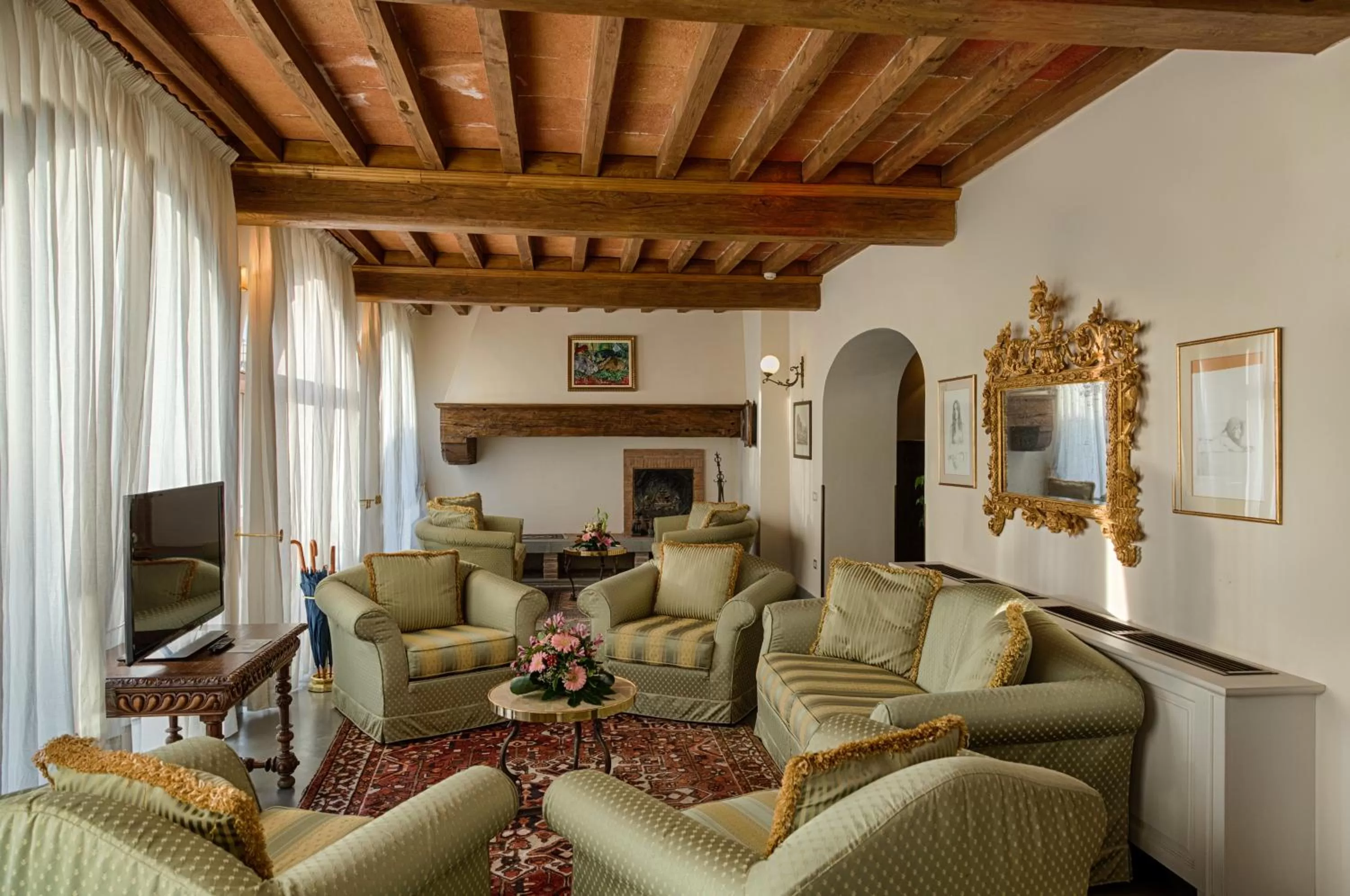 Communal lounge/ TV room in Villa Olmi Firenze