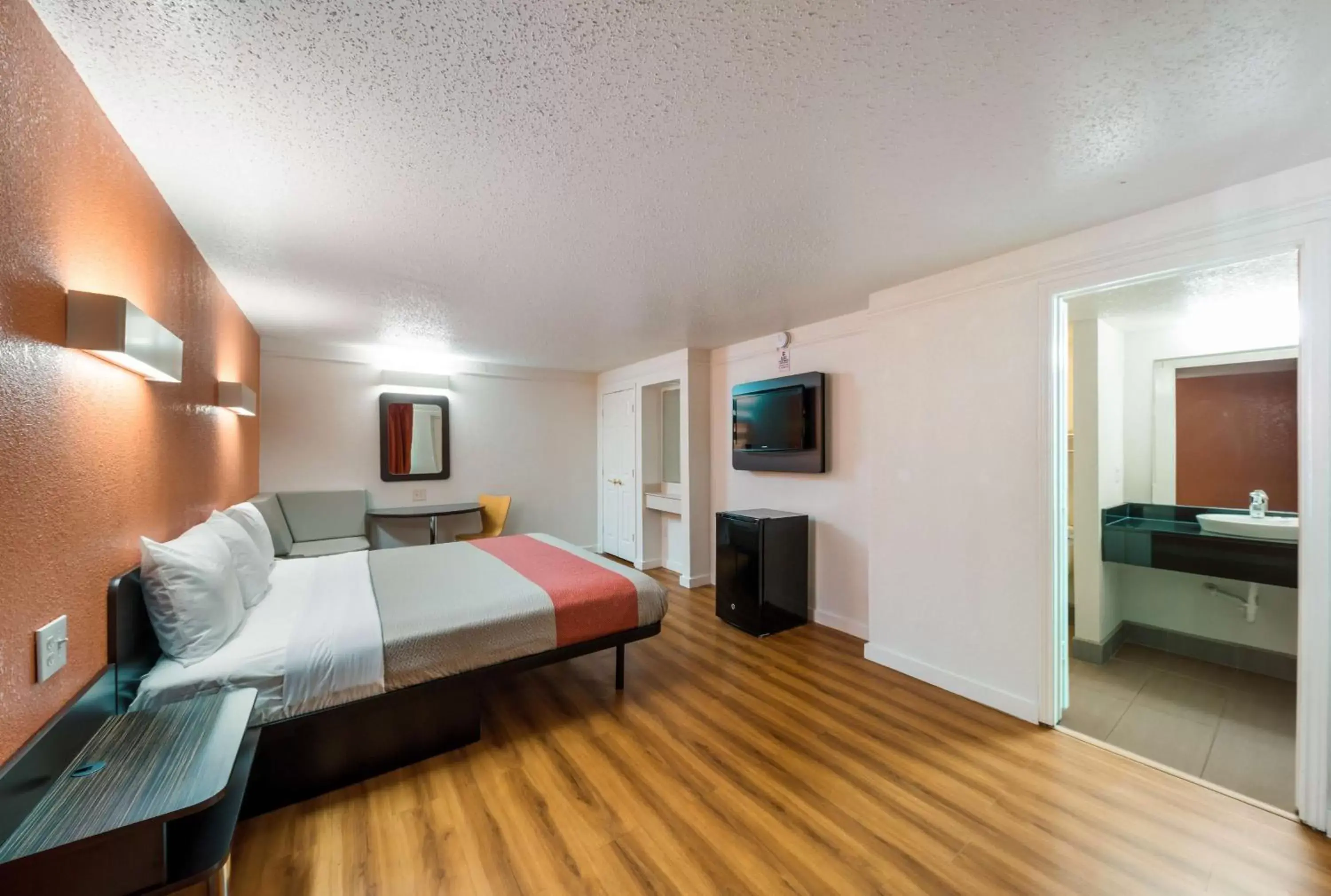 TV and multimedia, Bed in Motel 6-Dallas, TX - Farmers Branch