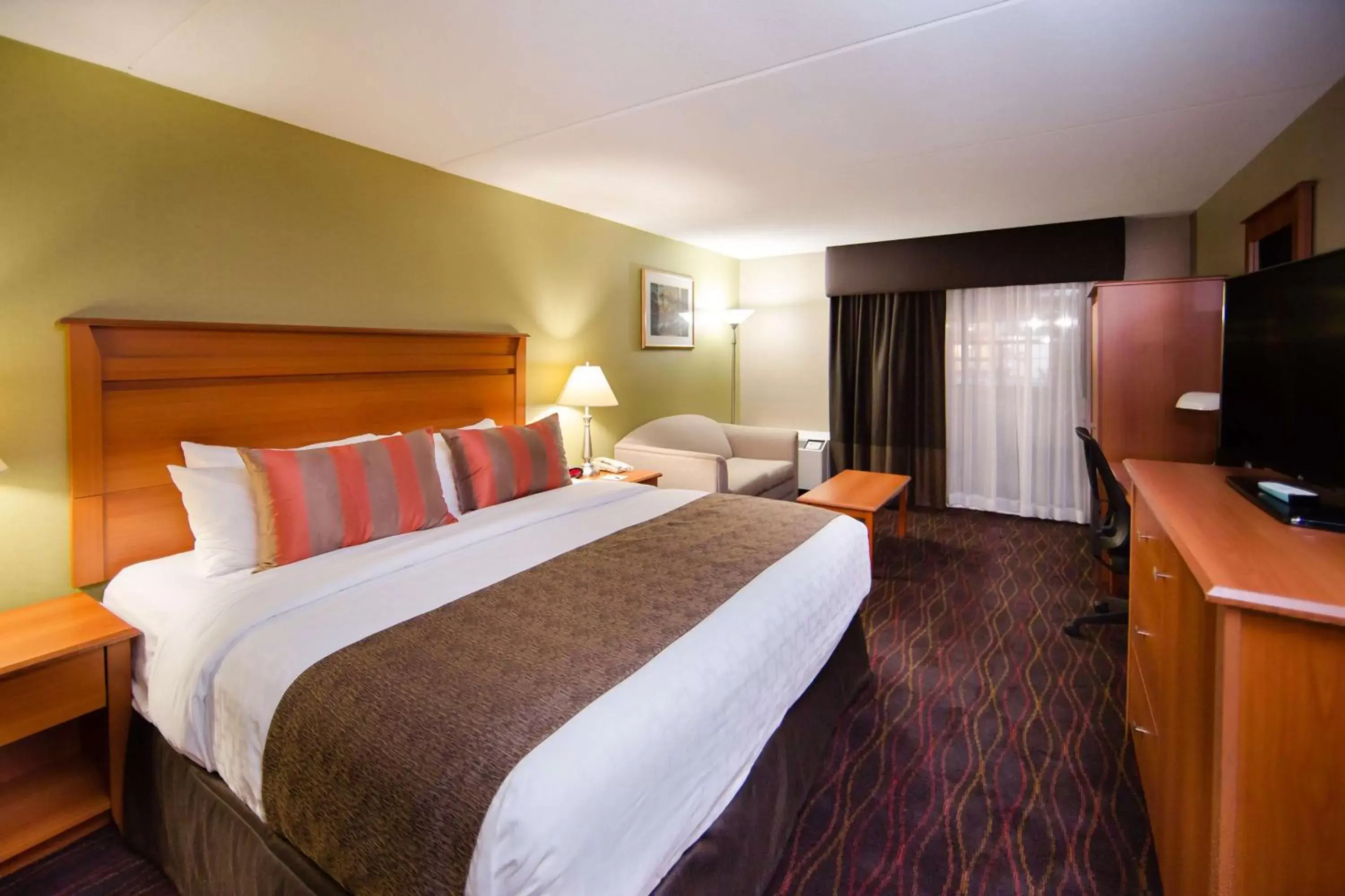 Photo of the whole room, Bed in Best Western Plus Ottawa Kanata Hotel and Conference Centre