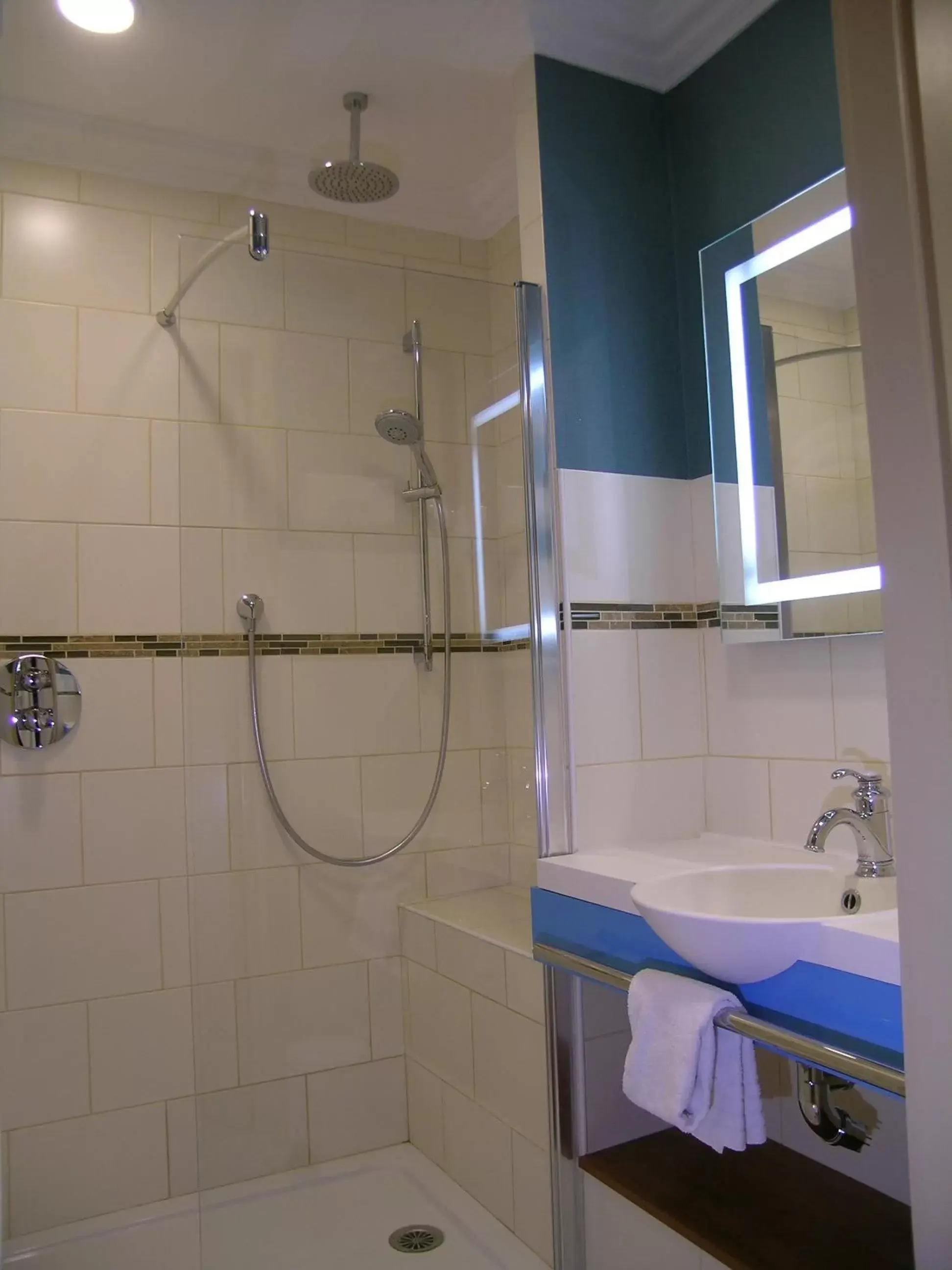 Shower, Bathroom in Cit'Hotel Sphinx - Hotel