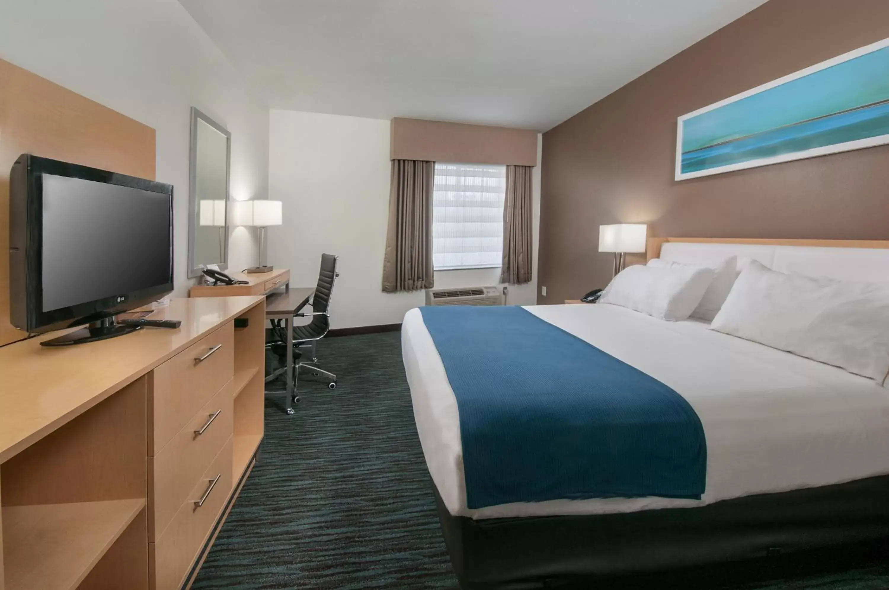 Photo of the whole room, Bed in Holiday Inn Express Hotel & Suites San Antonio - Rivercenter Area, an IHG Hotel