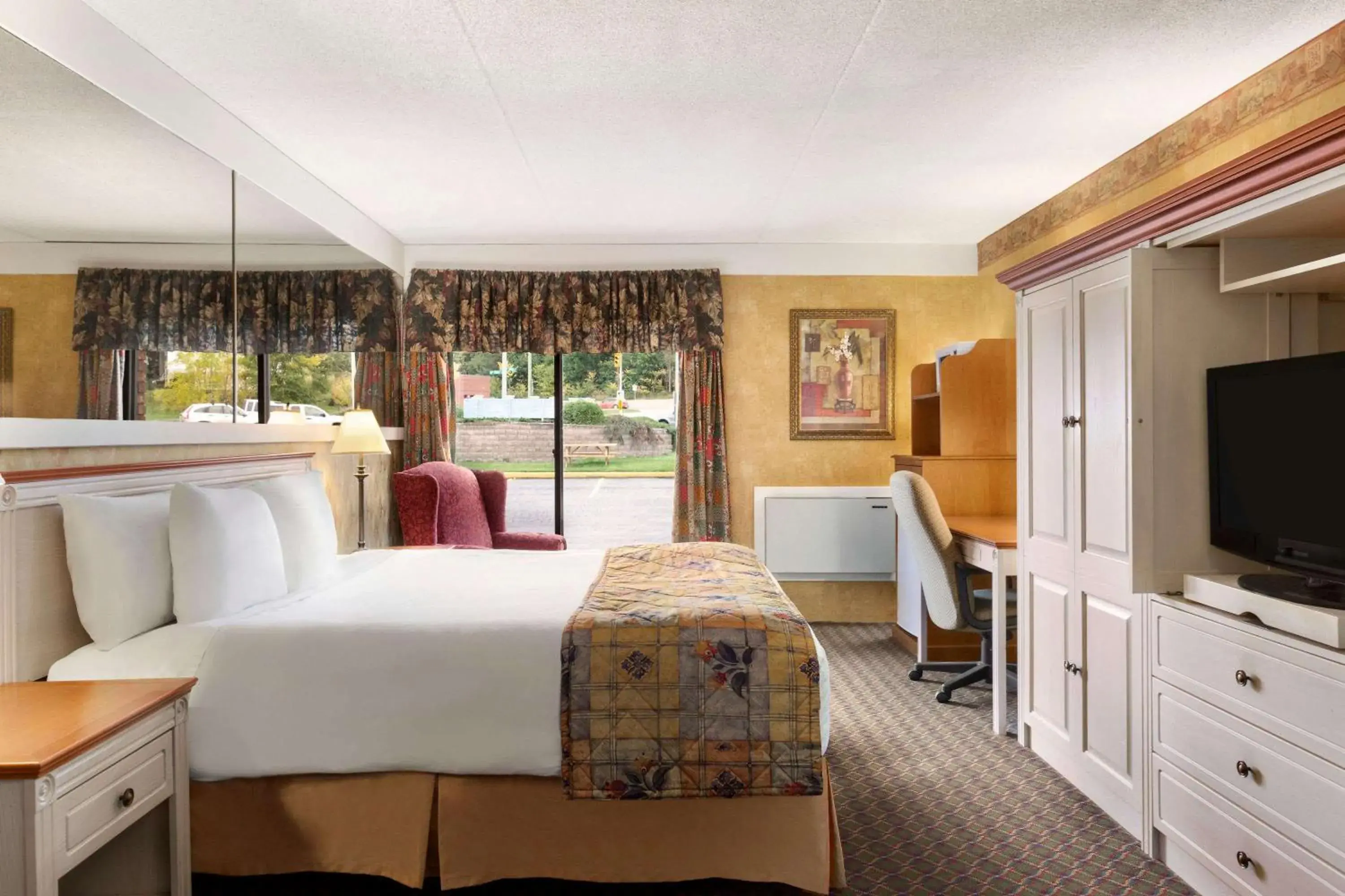 Photo of the whole room in Travelodge by Wyndham Owen Sound ON